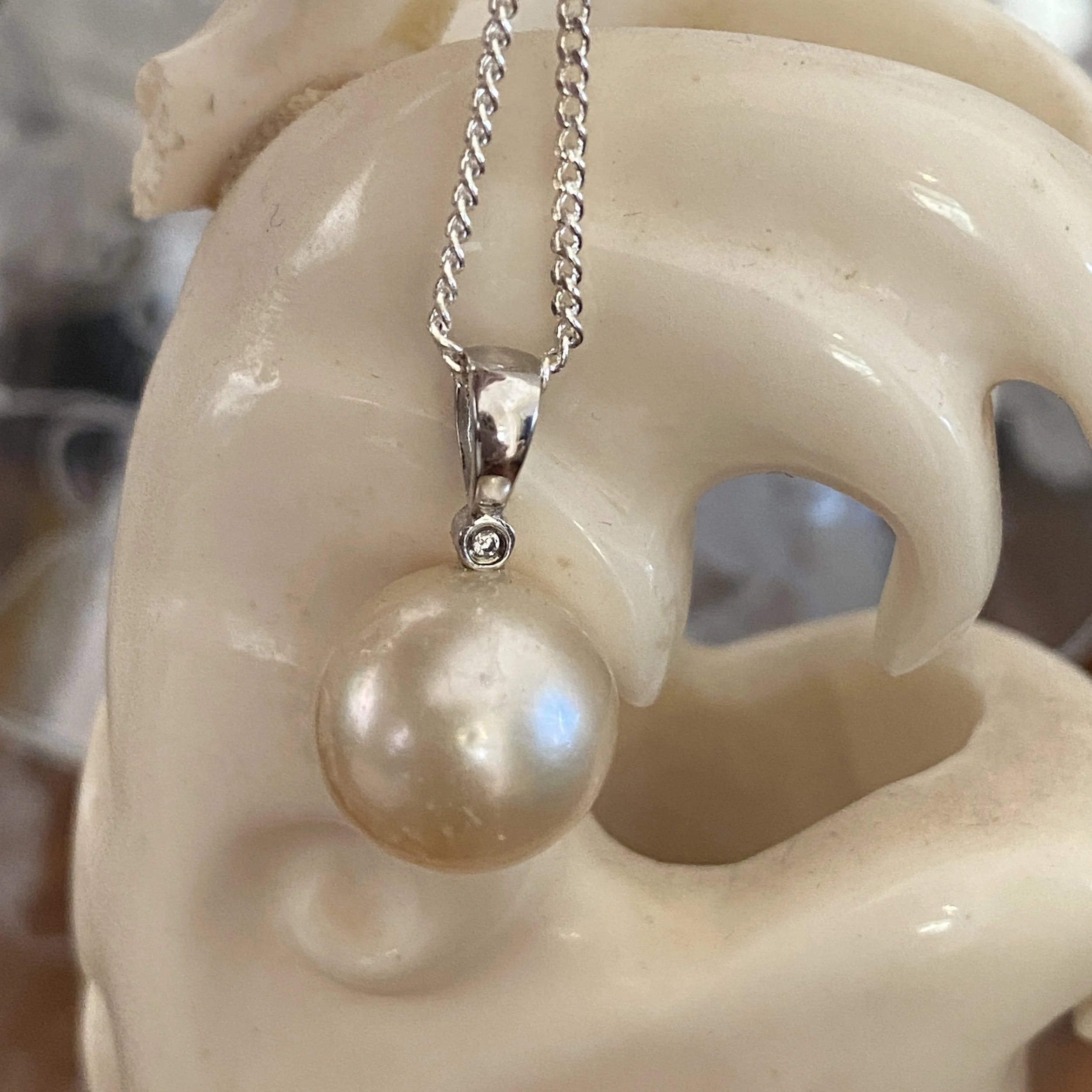 'Futon' Light Gold Australian South Sea pearl pendant