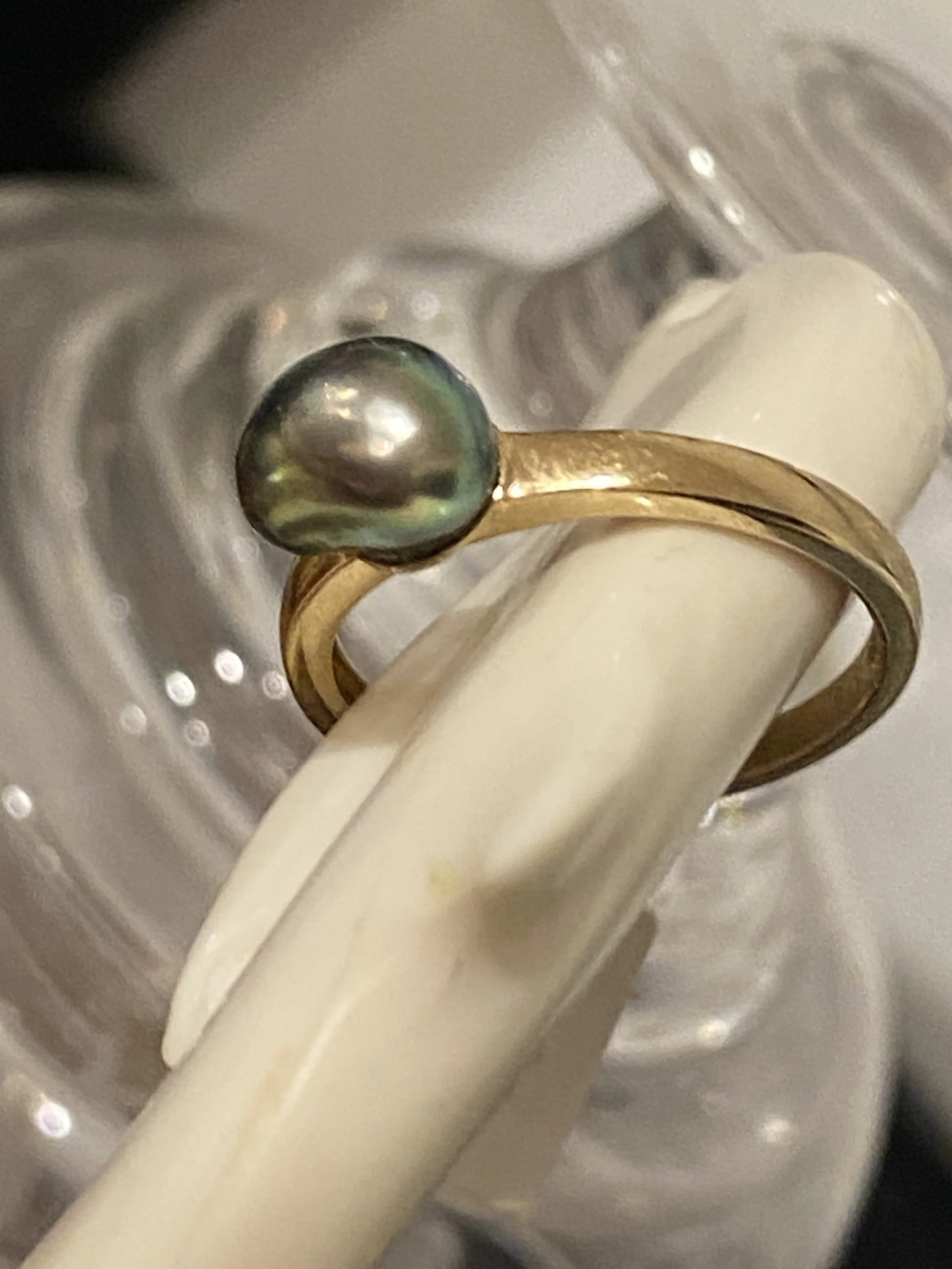 'Cookie' yellow gold and Cook Island 'Keshi' pearl ring