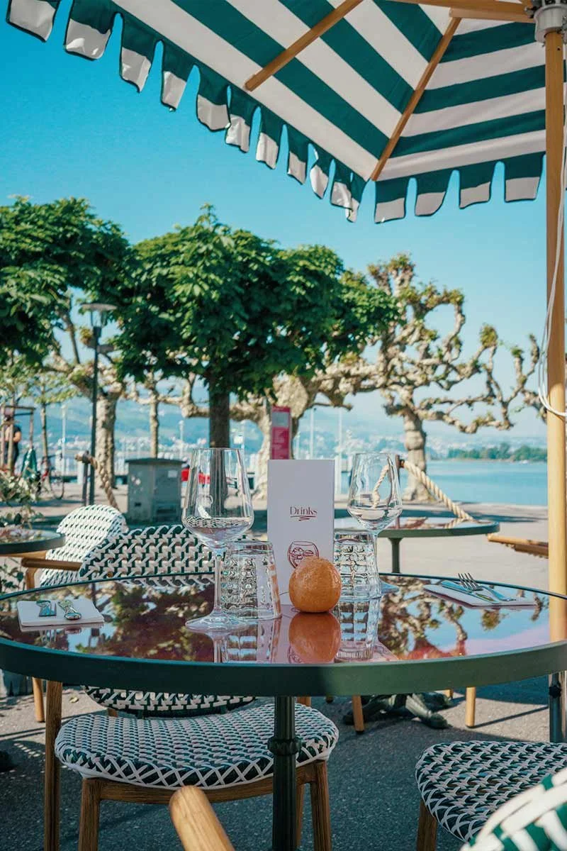 Terrassen-Tisch im Restaurant Cou Cou, Schwanen