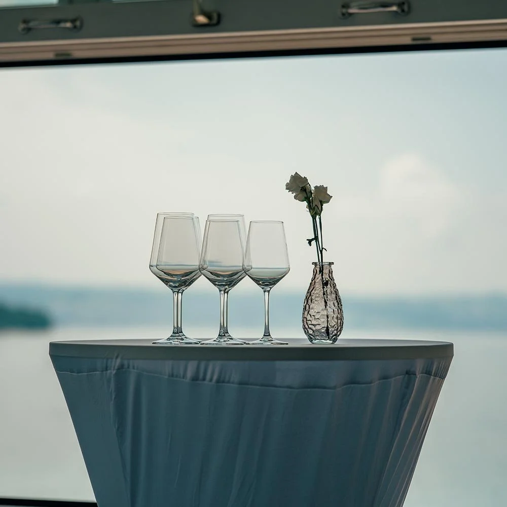 Tisch mit Gläser