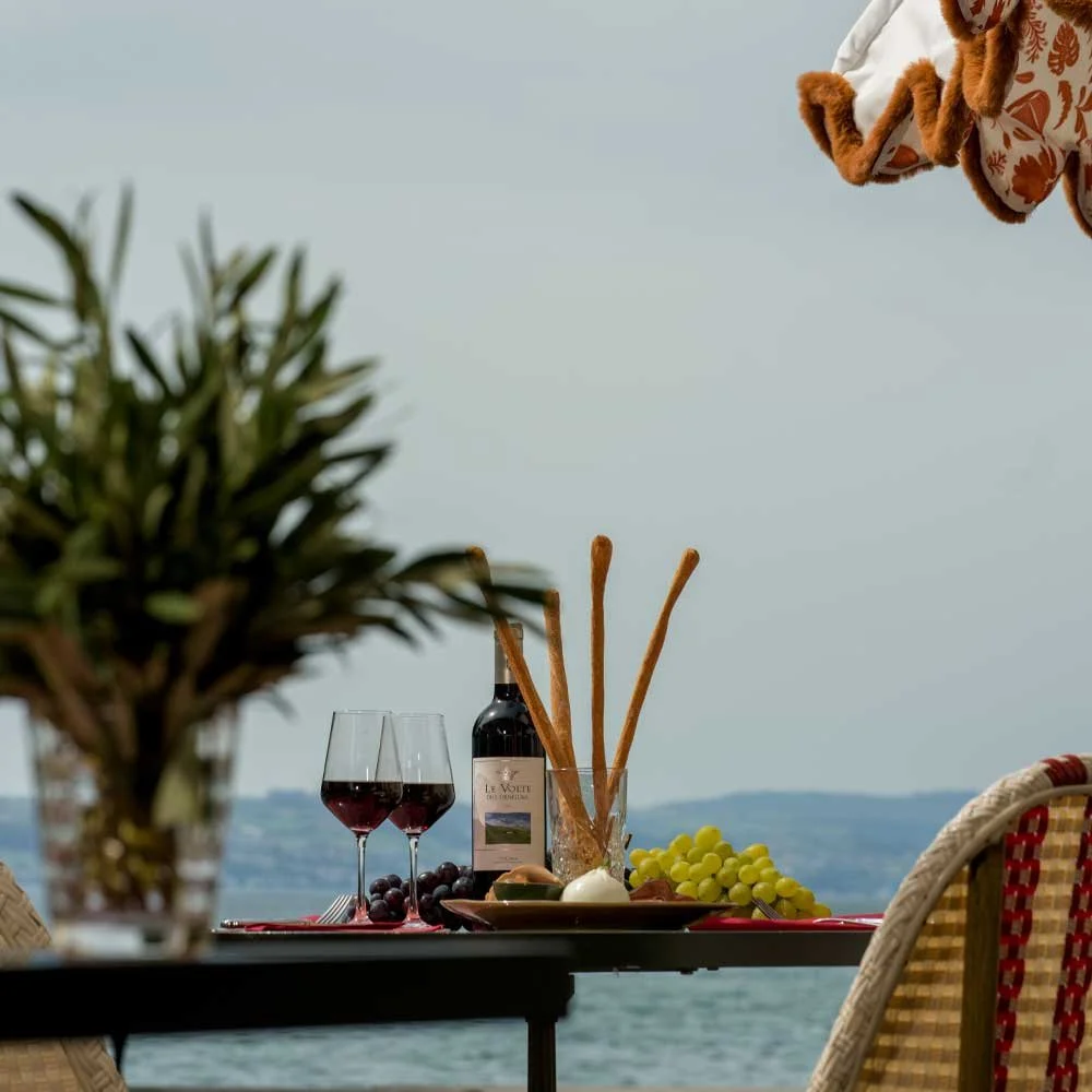 Anstossen auf der Cou Cou Terrasse direkt am See