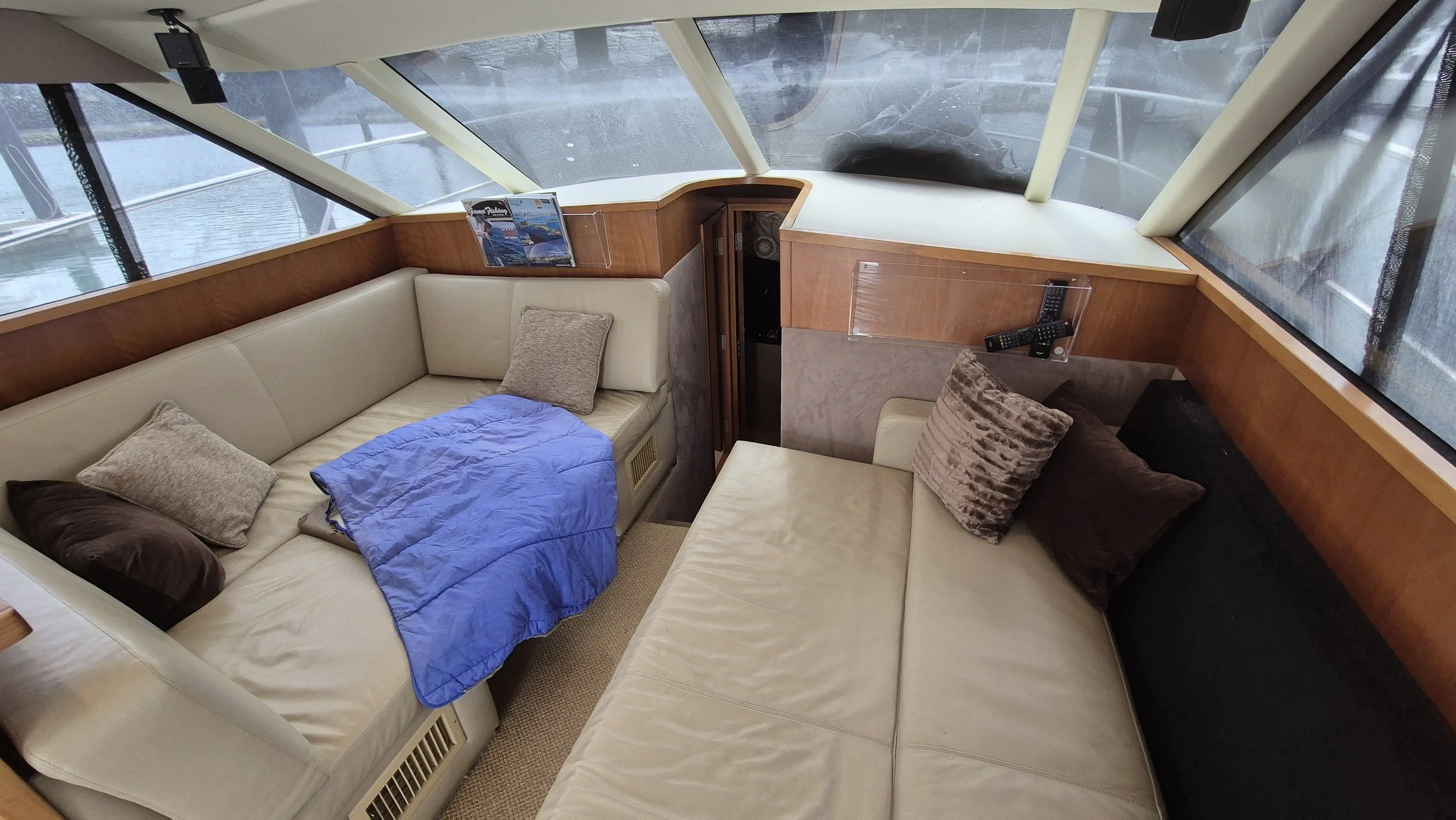 Saloon3_berths shown.jpg