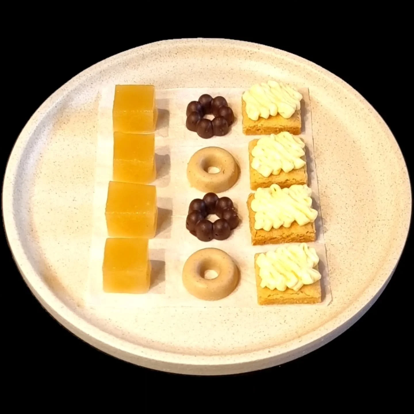 Pineapple P&acirc;te de Fruit, Lemon Shortbread, Whittakers Chocolate 

#PetitsFours #Dessert #Treats #DegustationMenu #CulinaryJourney
@koha.cuisine