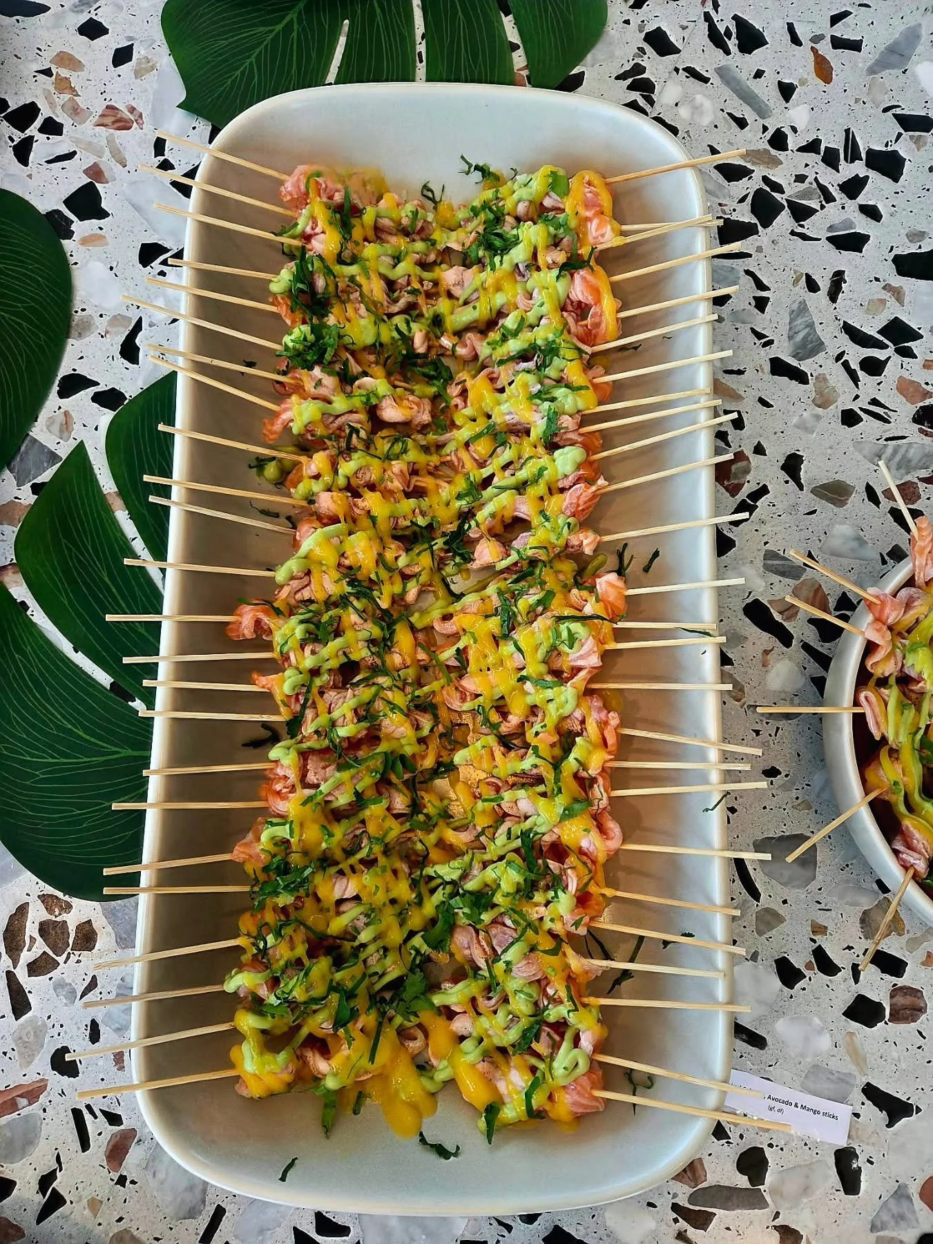 The totally tropical theme continues with smoked and torched salmon with mango, avocado and coriander. Super light, fresh and perfect to snack on with a frozen margarita in your other hand! 😍

@arklife_official