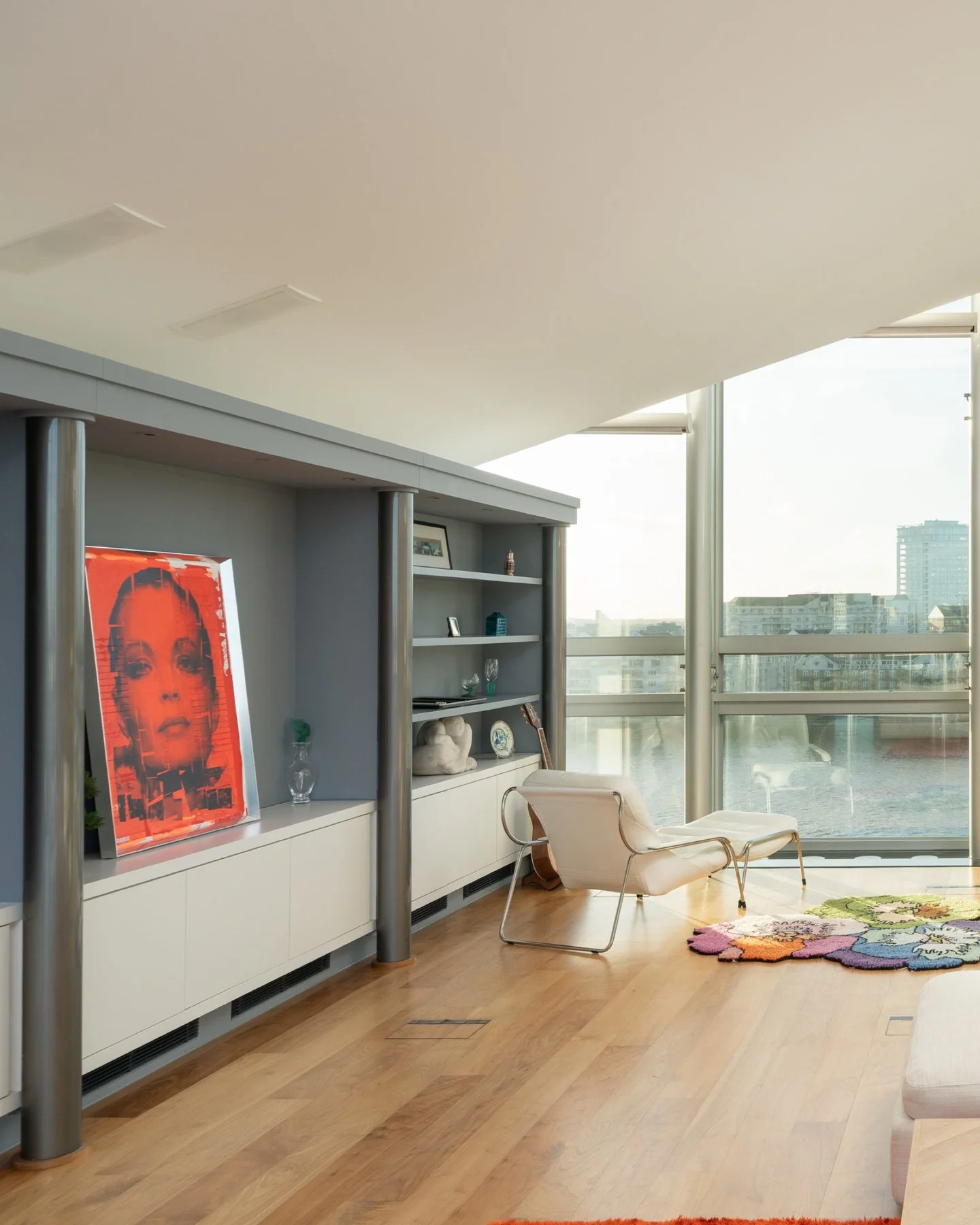 A spectacular riverside penthouse in the iconic Montevetro Building ✨
Originally designed by Richard Rogers, this triple-height, design-led home offers panoramic Thames and London skyline views, floor-to-ceiling glass and private outdoor space from e