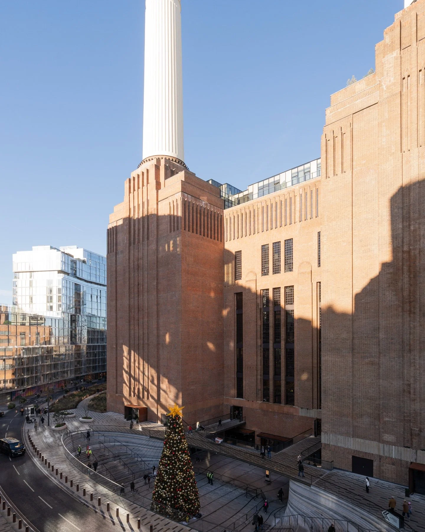 Bold living at Battersea Power Station ✨

This Frank Gehry-designed three-bedroom apartment is captured with purpose. Strategic photography showcases the architecture while communicating space and lifestyle&mdash;key to increasing attention, enquirie