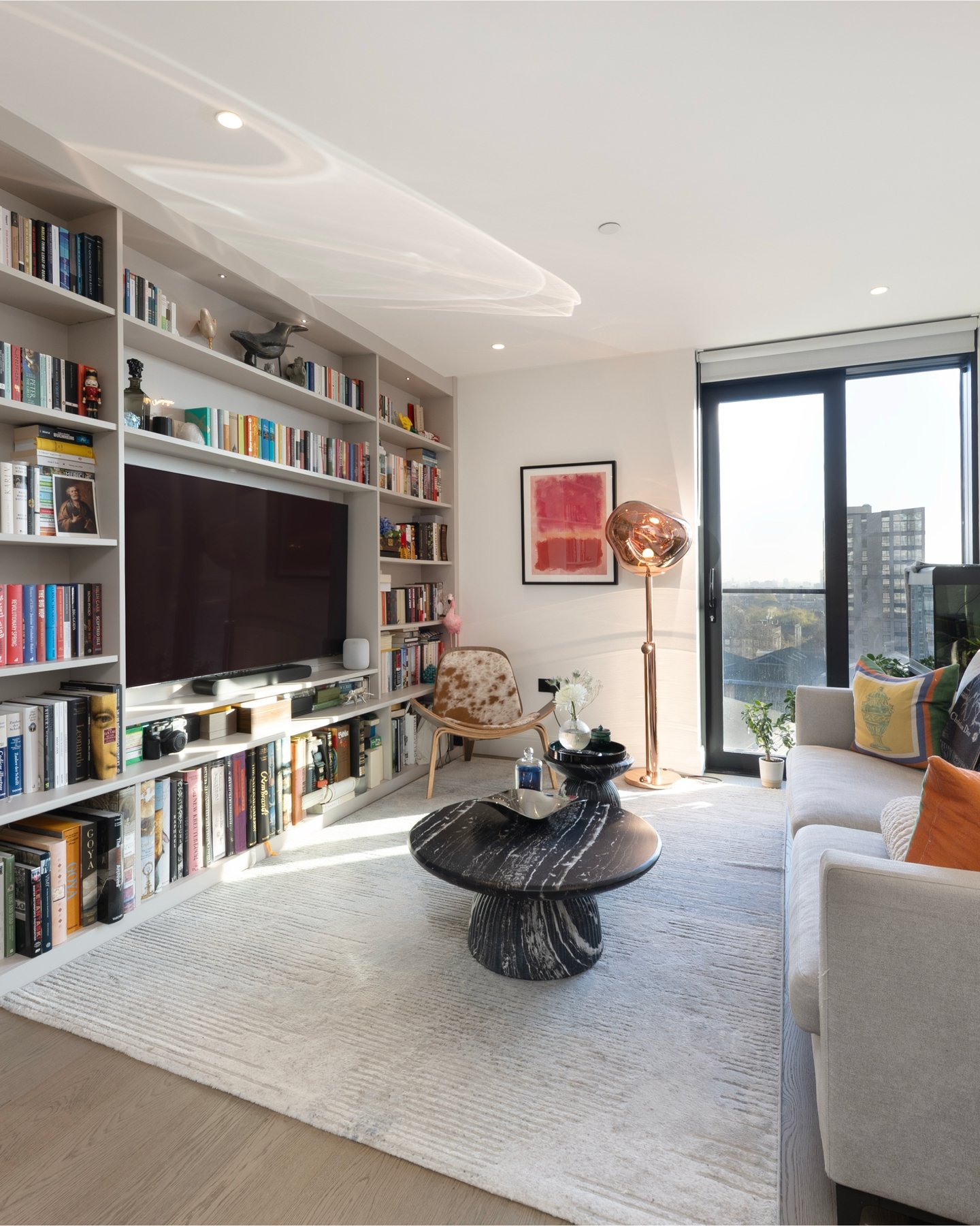 City views meet modern London living ✨

Set on Albert Embankment, this apartment is photographed to frame London&rsquo;s skyline, maximise natural light and clearly define the layout. Carefully composed imagery draws attention to the views that matte