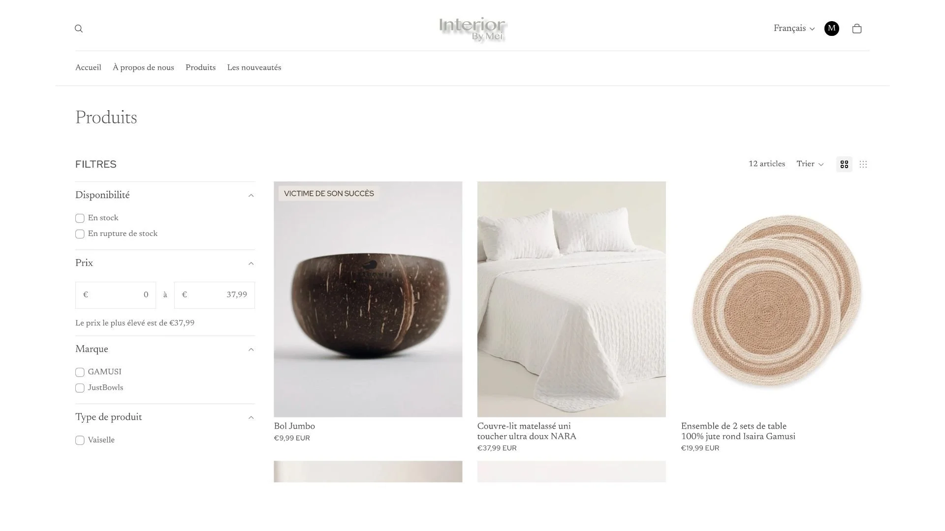 Page web d'une boutique de décoration intérieure avec des produits comme un bol en bois, une housse de couette blanche et un ensemble de 2 sets de table en jute.