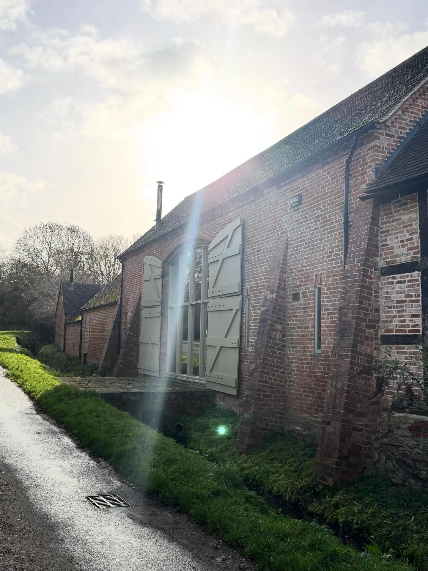 Monday morning Pilates at Kington Grange, what a perfect way to set up for the week. Join us for one or both of the sessions, led by Cecile Gregory at 8.30 and 9.30. The room is filled with beautiful light, the venue is calming and the birds offer an