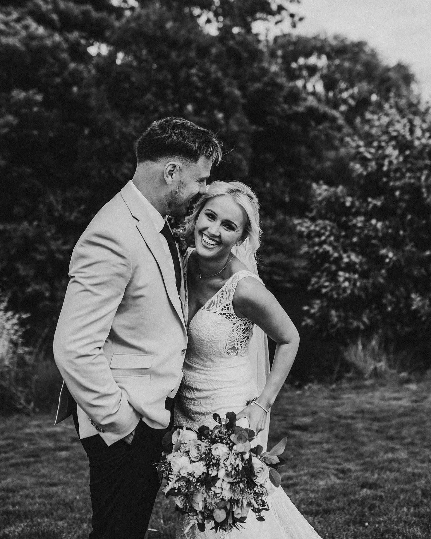Another stunning gallery complete ✨

BRAD &amp; HANNAH | @hanburybarnsvenue 

@peterposhsuit 
@cedar_media 
@chamberlainevents