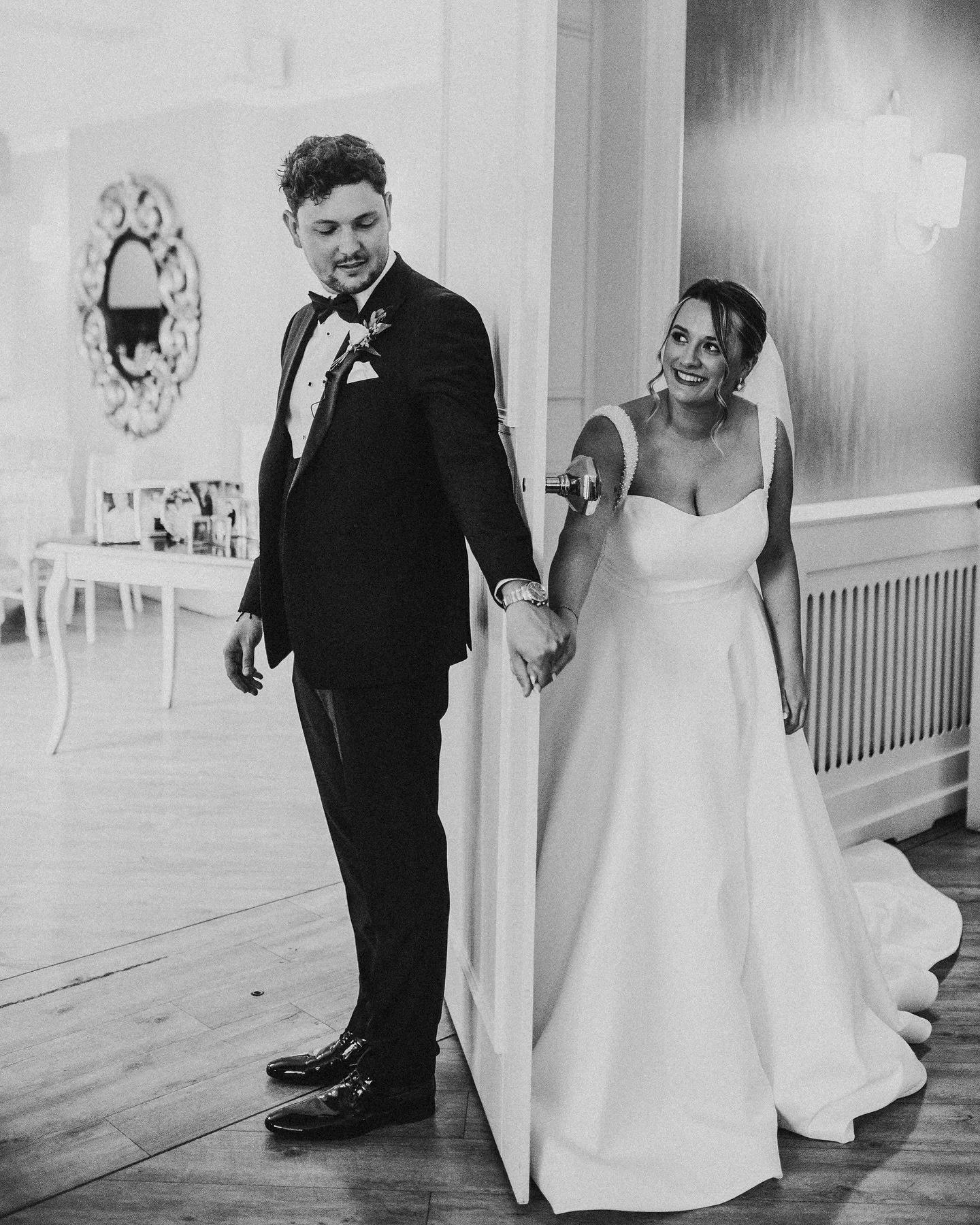 👀✋ When you can&rsquo;t see each other yet&hellip; but you just have to hold hands anyway! 💍💕 Lia &amp; Oli&rsquo;s &ldquo;first touch&rdquo; was all giggles, butterflies, and omg we&rsquo;re actually getting married today energy. 🥹✨

The sweetes