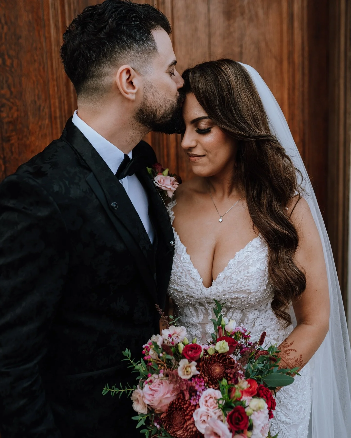 Congratulations Mr &amp; Mrs Mappouras ✨

@bredenburycourtbarns 
@tdrbridalbirmingham 
@hannahlaurenfloristry 
@scotneysoflondonroad 
@katherinealicefilms 
@thebridalcontentstudio 
@manimakeupartist 
@marlenaluczak