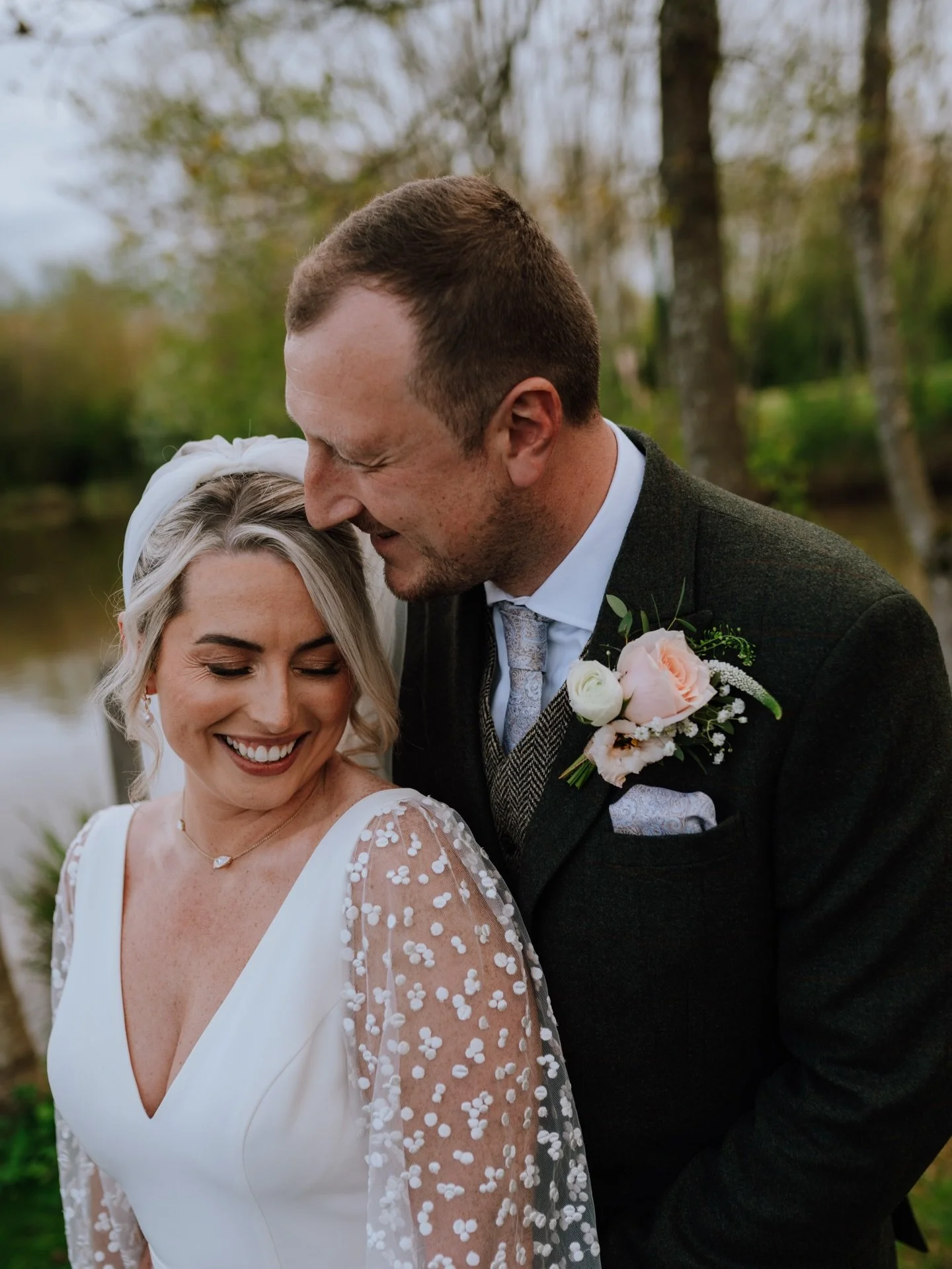 Lauren &amp; Harry | @elmbridge_farm_weddings 

@xlaurenfisher 

What a day!! ✨ with the best team 😻

@getgarcia.d 
@elmbridge_farm_weddings 
@jamesbroadfootmusic 
@chamberlainevents 
@diamonds_by_richard_