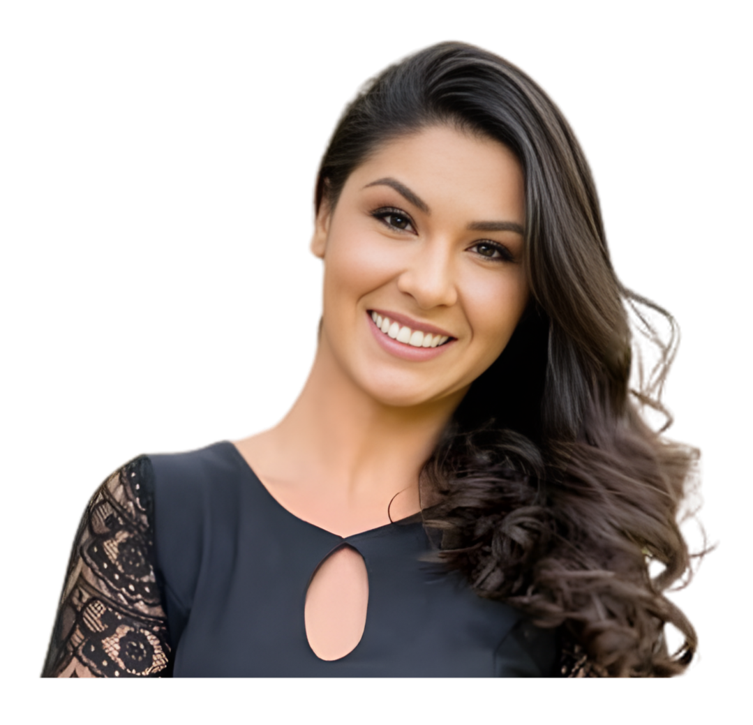 Retrato de uma mulher sorridente com cabelo castanho escuro e vestido preto com detalhes de renda