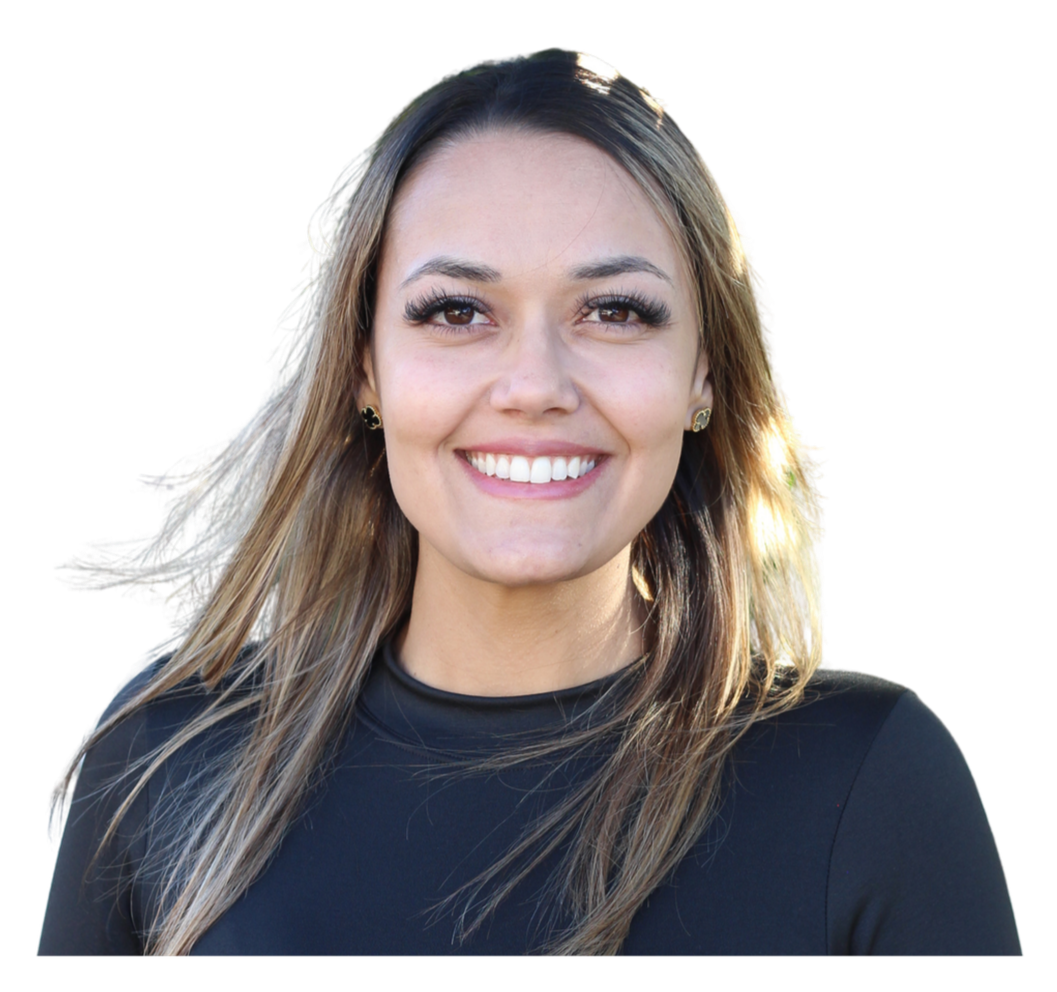 Retrato de uma mulher sorridente com cabelo castanho claro e blusa preta.