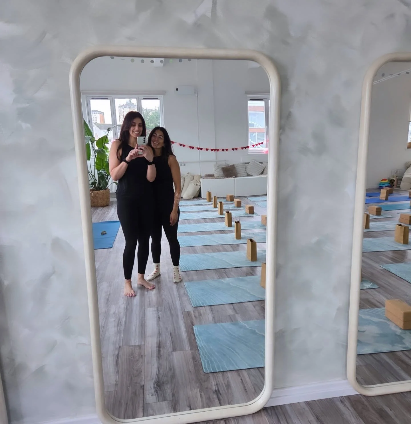 👯🏽&zwj;♀️ a beautiful morning of leading some super strong gals through a vinyasa flow, the cutest snackies and lots of laughs 🤍