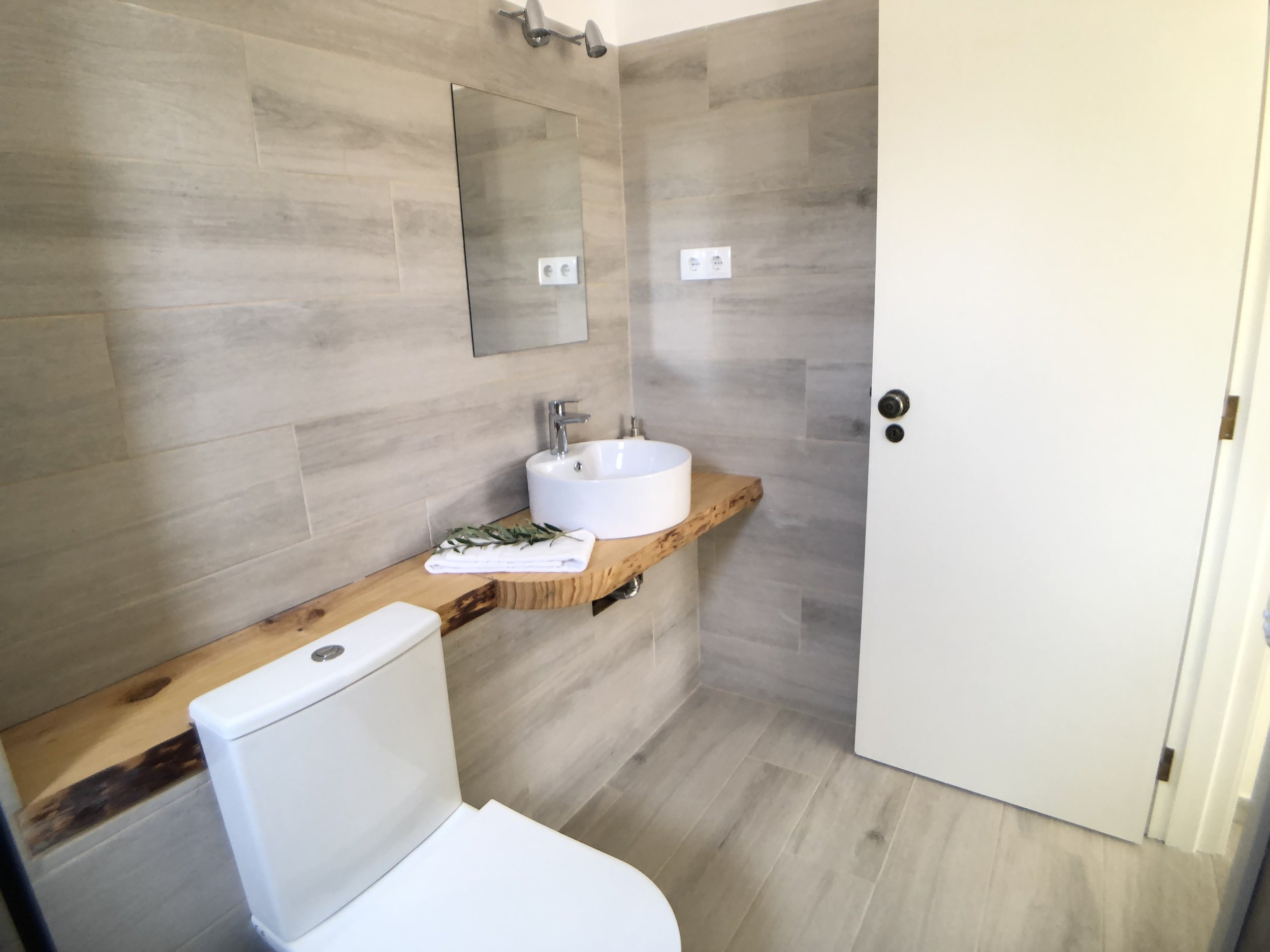 Poolside 1 bathroom (1).JPG