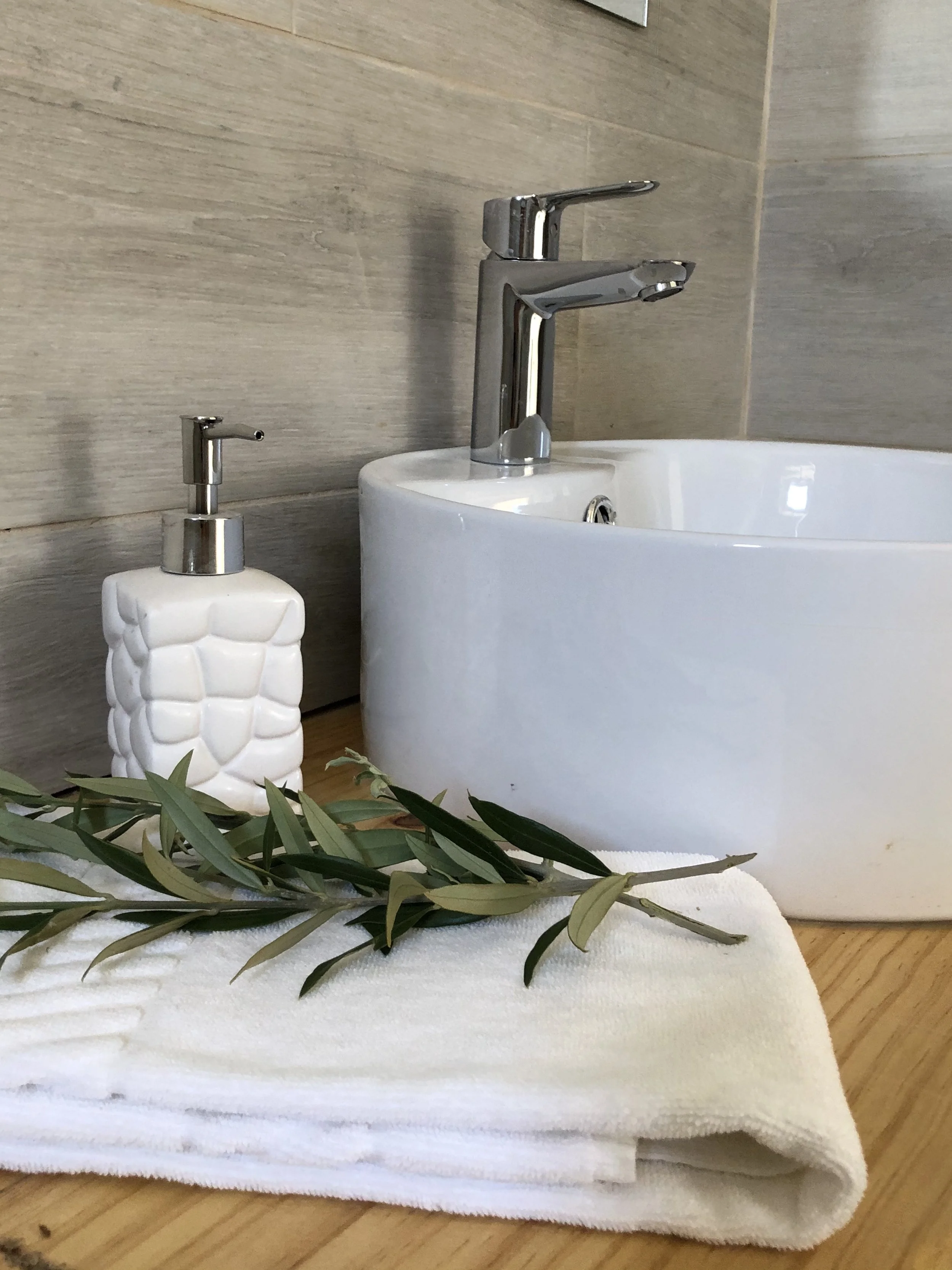 Poolside 1 bathroom.jpg