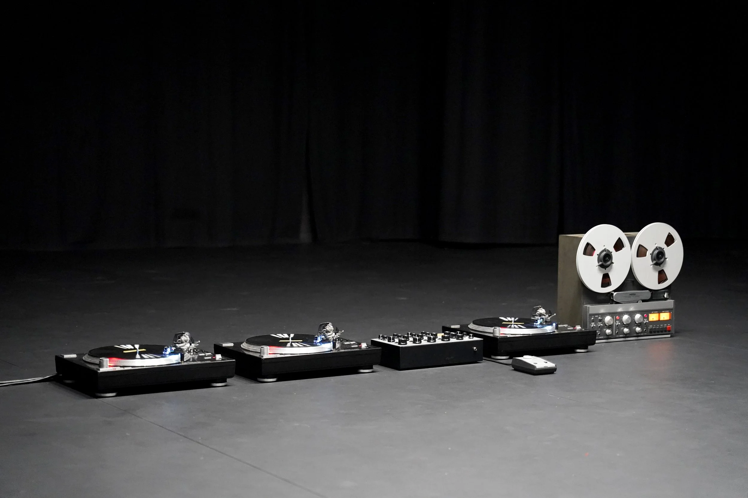 Analogue performance setup for "A Pattern Language of Phasing Turntables", featuring three turntables, self-cut dubplates and a tape machine.