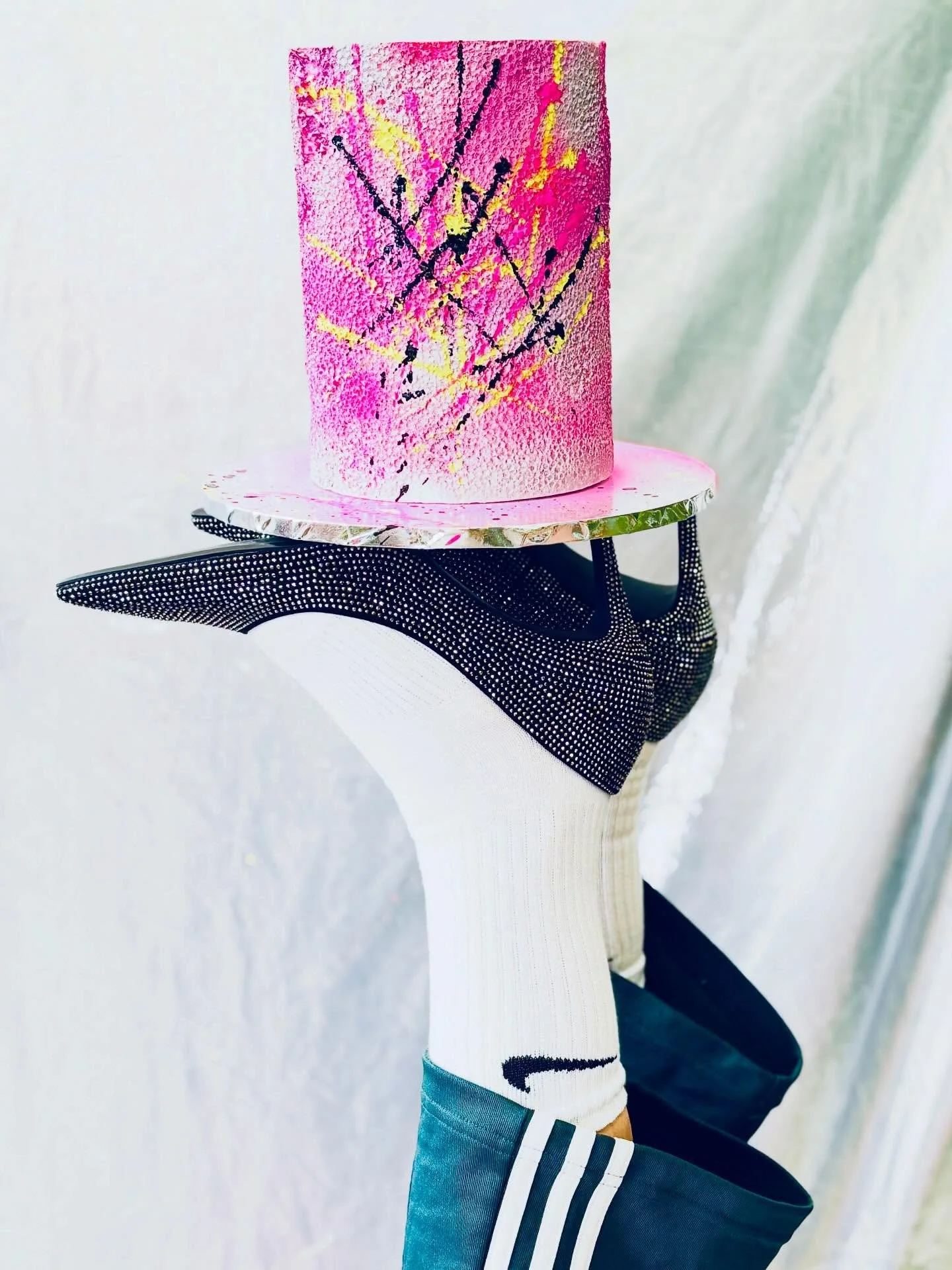 UNAPOLOGETICALLY CAKE ⚡️

We&rsquo;re all about breaking boundaries, letting loose, and ditching the rules. No perfection, just expression!

Design your own mini cake with colour mixing, write selfie-mirror messages of confidence, and throw edible pa