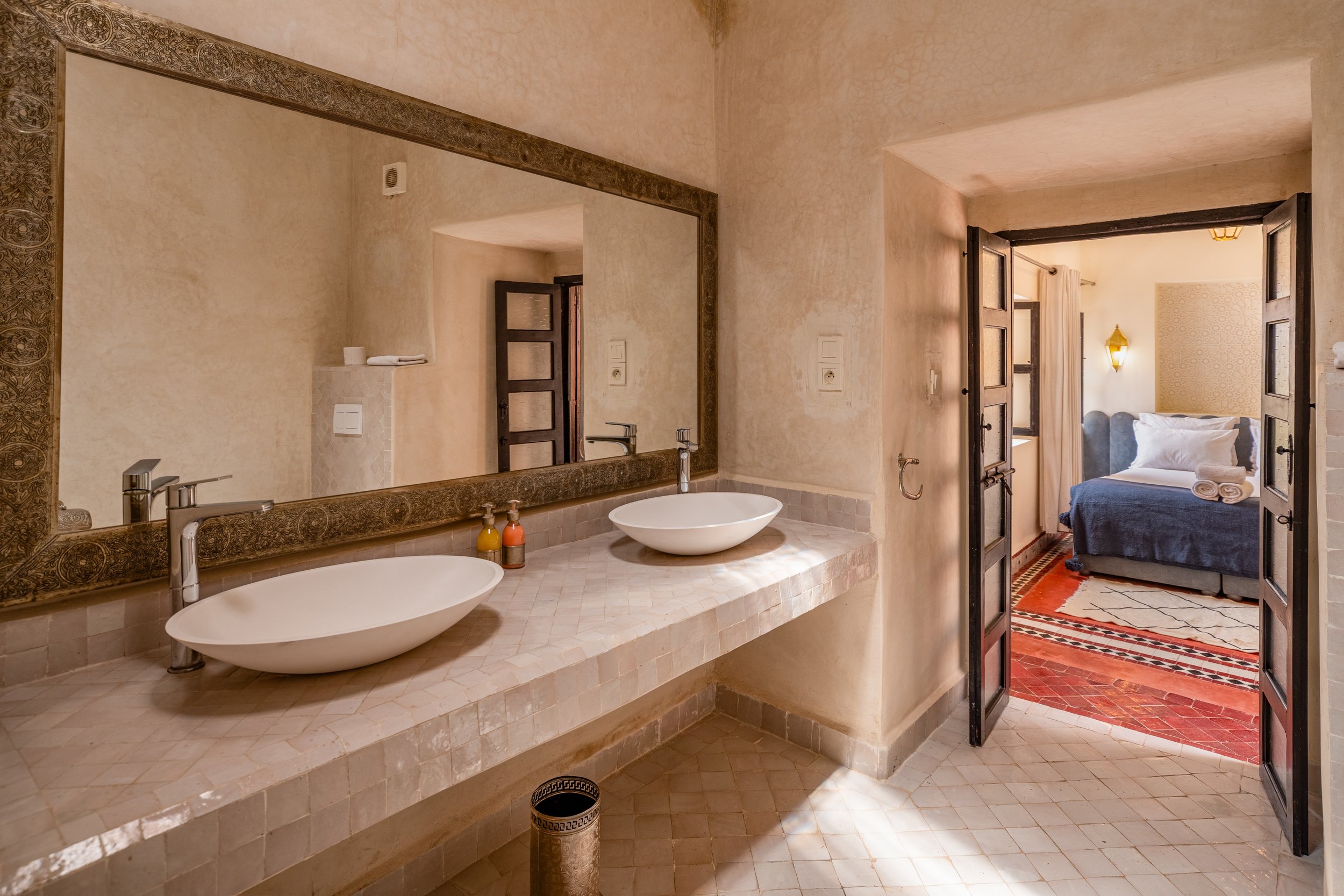 JUNIOR ROOM - This cozy room features access to a private terrace, offering an exclusive outdoor space for relaxation. Perfectly equipped, it's perfect for those seeking comfort and privacy.