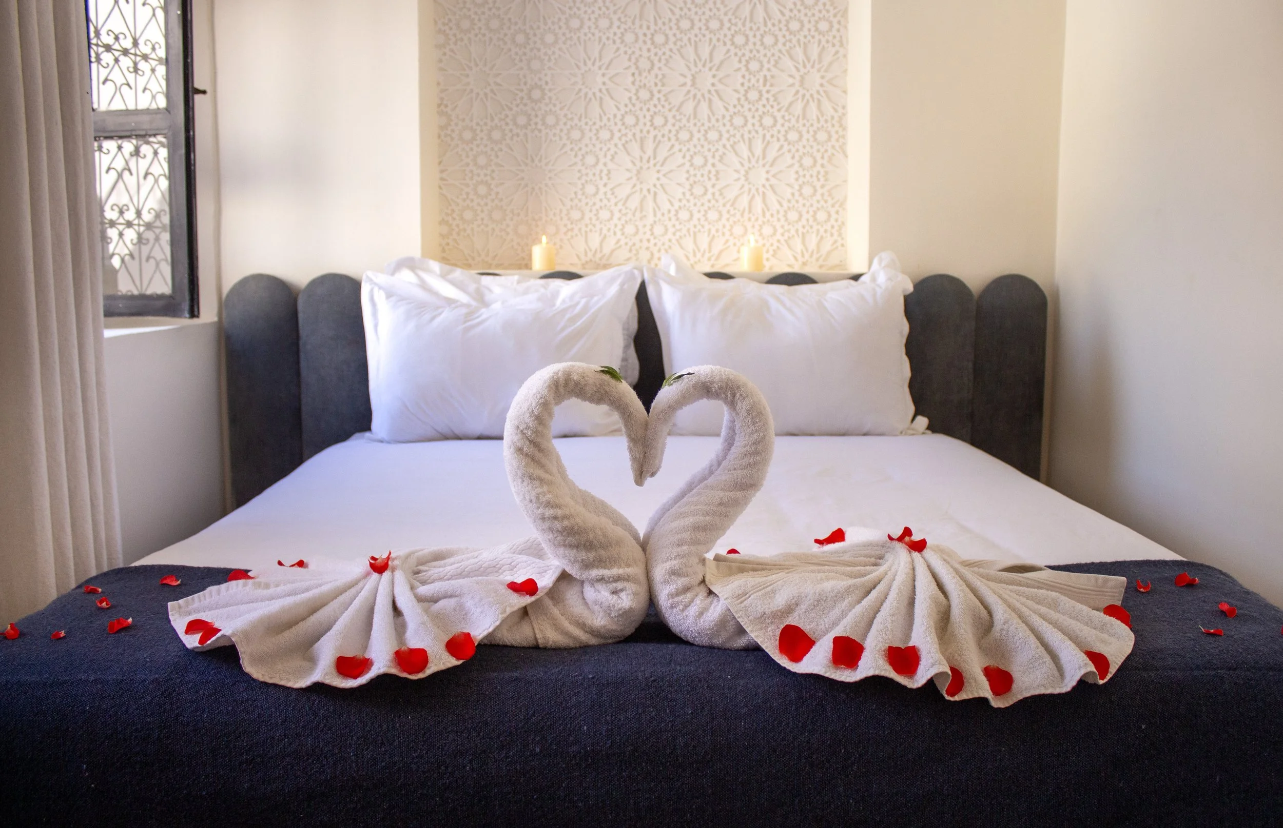 JUNIOR ROOM - This cozy room features access to a private terrace, offering an exclusive outdoor space for relaxation. Perfectly equipped, it's perfect for those seeking comfort and privacy.