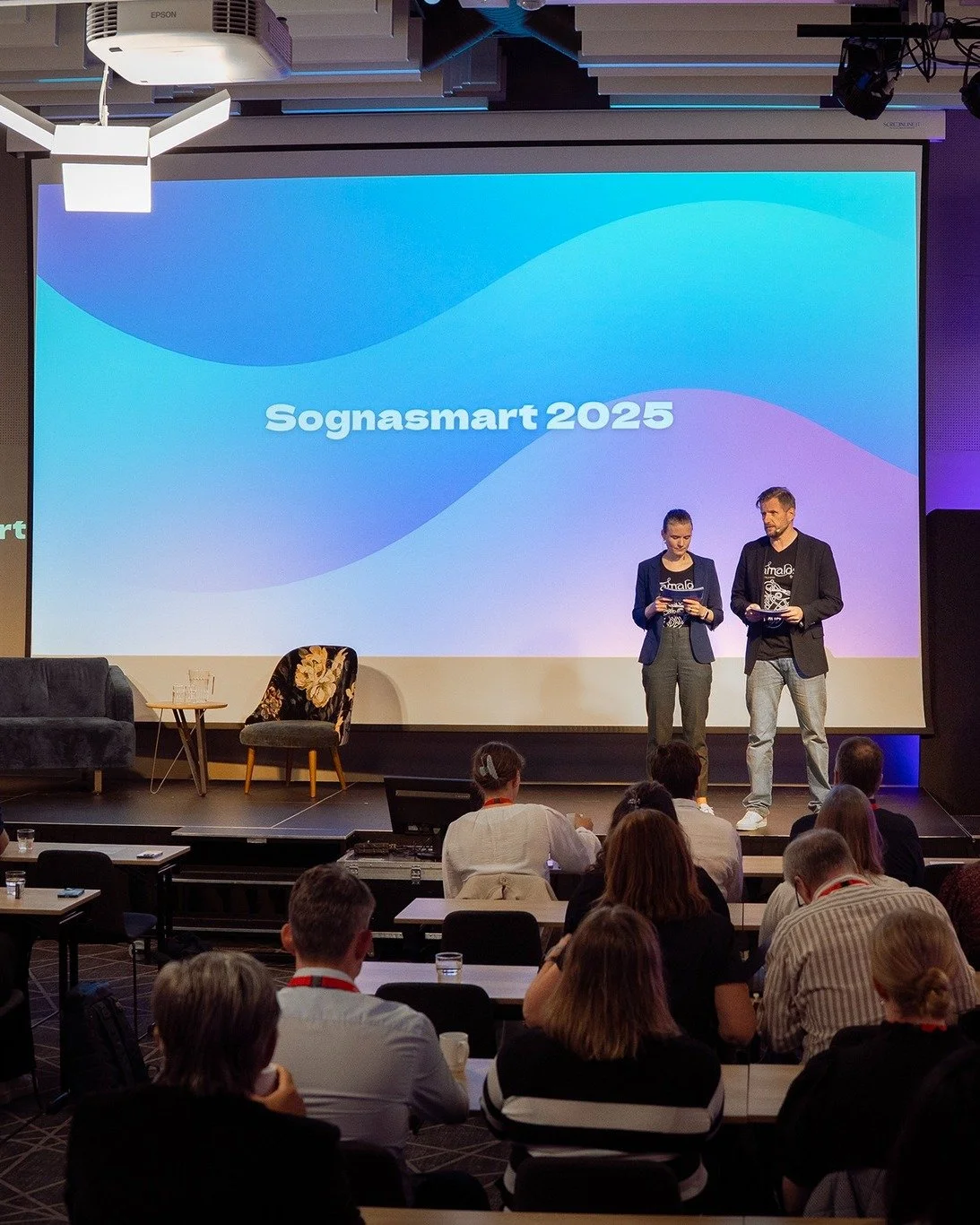 Tusen takk for i dag!
Vi er fulle av inntrykk etter ein fantastisk dag! Tenk &aring; samle s&aring; mange folk som bryr seg om framtida til Sogn p&aring; ein plass! Tusen takk til alle som kom, og til dykk som bidrog med innlegg, samtalar og kloke or