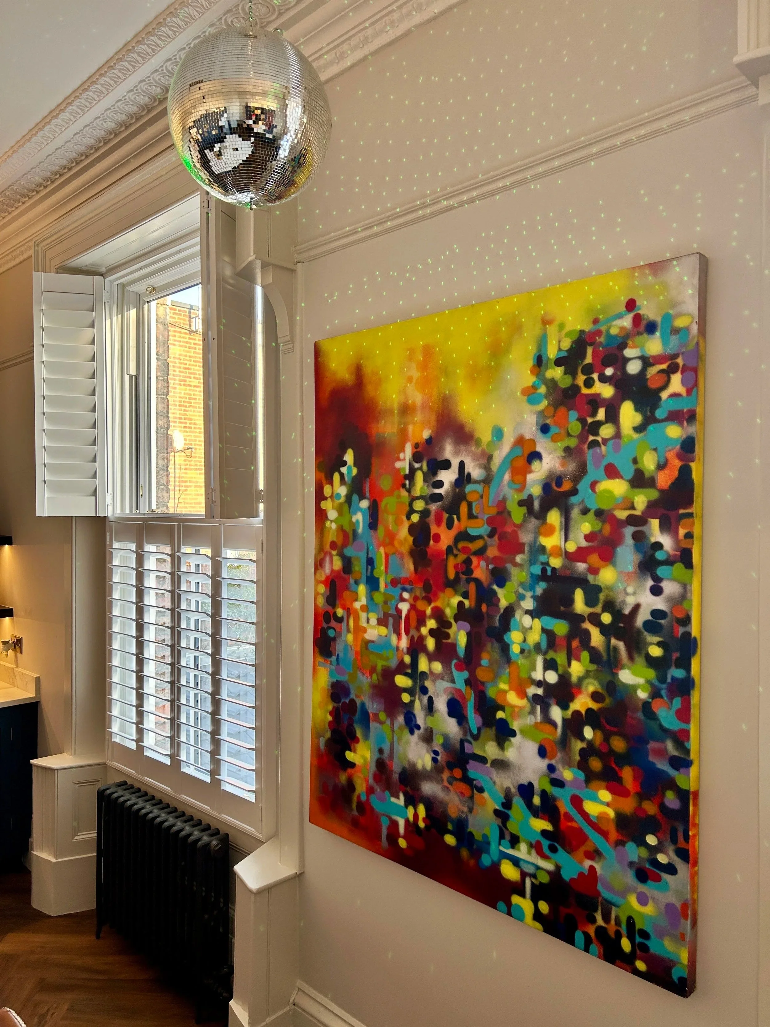 A beautiful kitchen just outside Oxton village, Merseyside. Walls and ceiling were reskimmed and new coving fitted. We cleaned, prepared, and then sprayed the area using a high-humidity-resistant paint designed for kitchens and bathrooms, mixed to a 