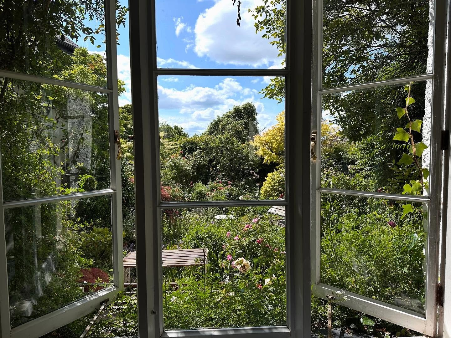 Looking out of various windows in my house today. Over the hills and far away. 
#lookingoutthewindow #beautifulday #todaysdistraction #artistshouse #homeliving #homeiswheretheheartis #windowview #windowart #devonartistsnetwork #artistshomes #studioli