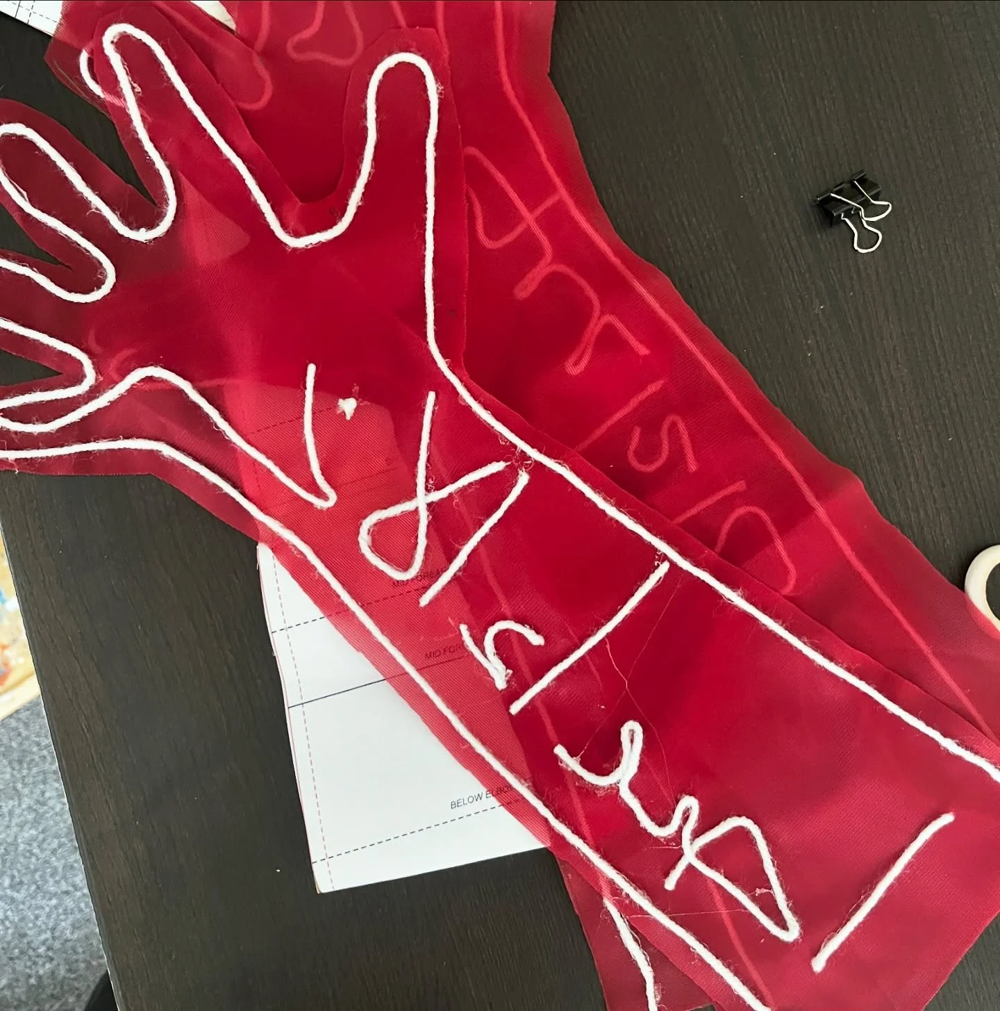 A little insiders to prepping the degree show from earlier this summer! 
From woodcutting, installing mounts to work with the objects and digital designs :) 
.
.
.
.
#art #degreeshow #chelseacollegeofart #ual #yemen #tapestry #painting #installationa