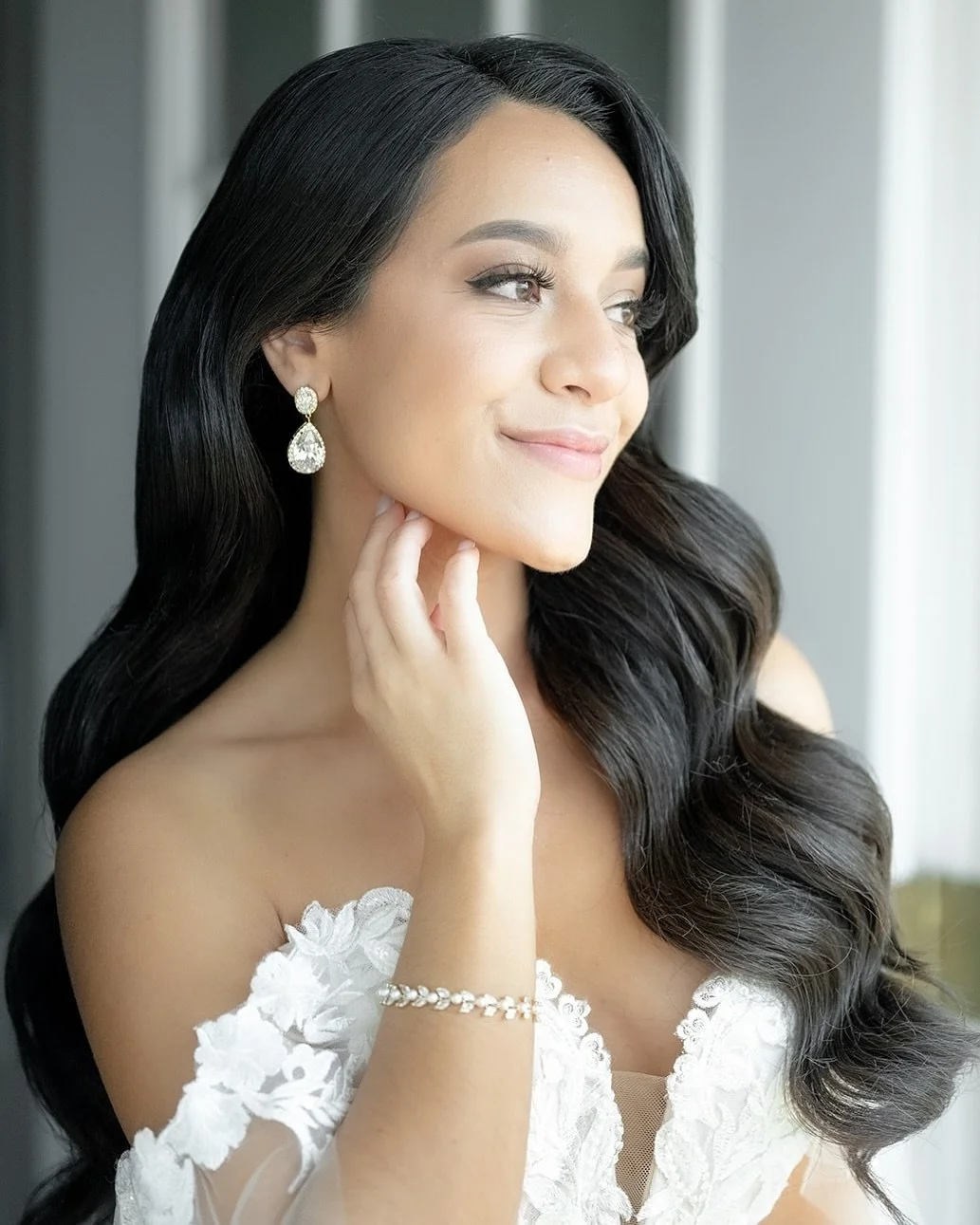 THREE TIPS FOR HOLLYWOOD WAVES 🤍
1. Hair extensions will make a huge difference! All of the inspo pictures that you see on Instagram have extensions added to them. Not only do hair extensions add volume, they also help your hair hold the curl all d