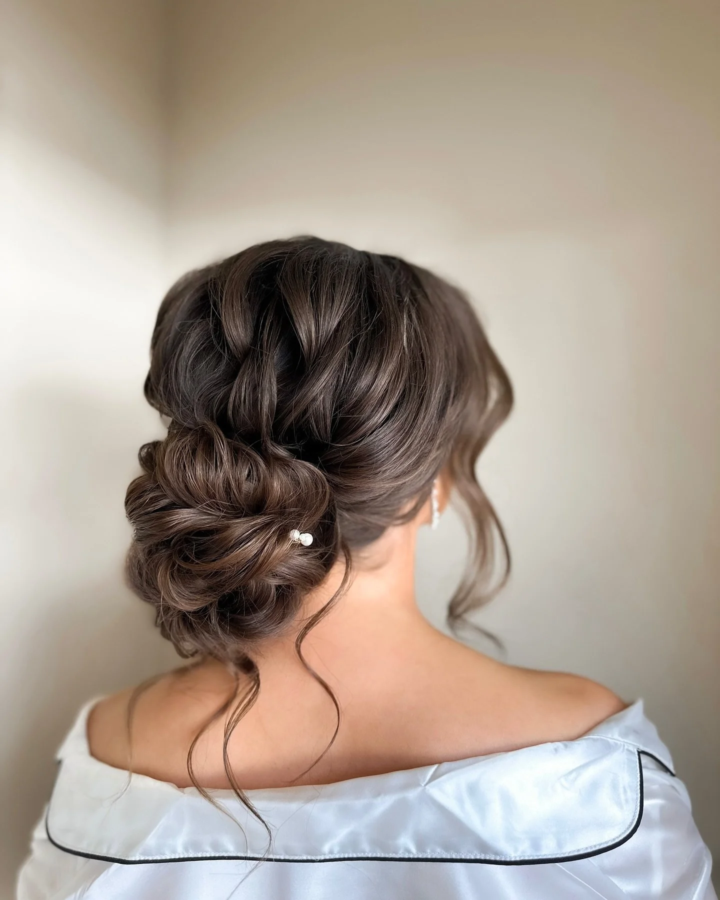 SWIPE to see where we started!💖
jacquelyn had super fine + sleek hair which made it difficult for her hair to have volume or maintain a curl! but she wanted a very voluminous textured updo with face framing pieces that would need to last ALL day de