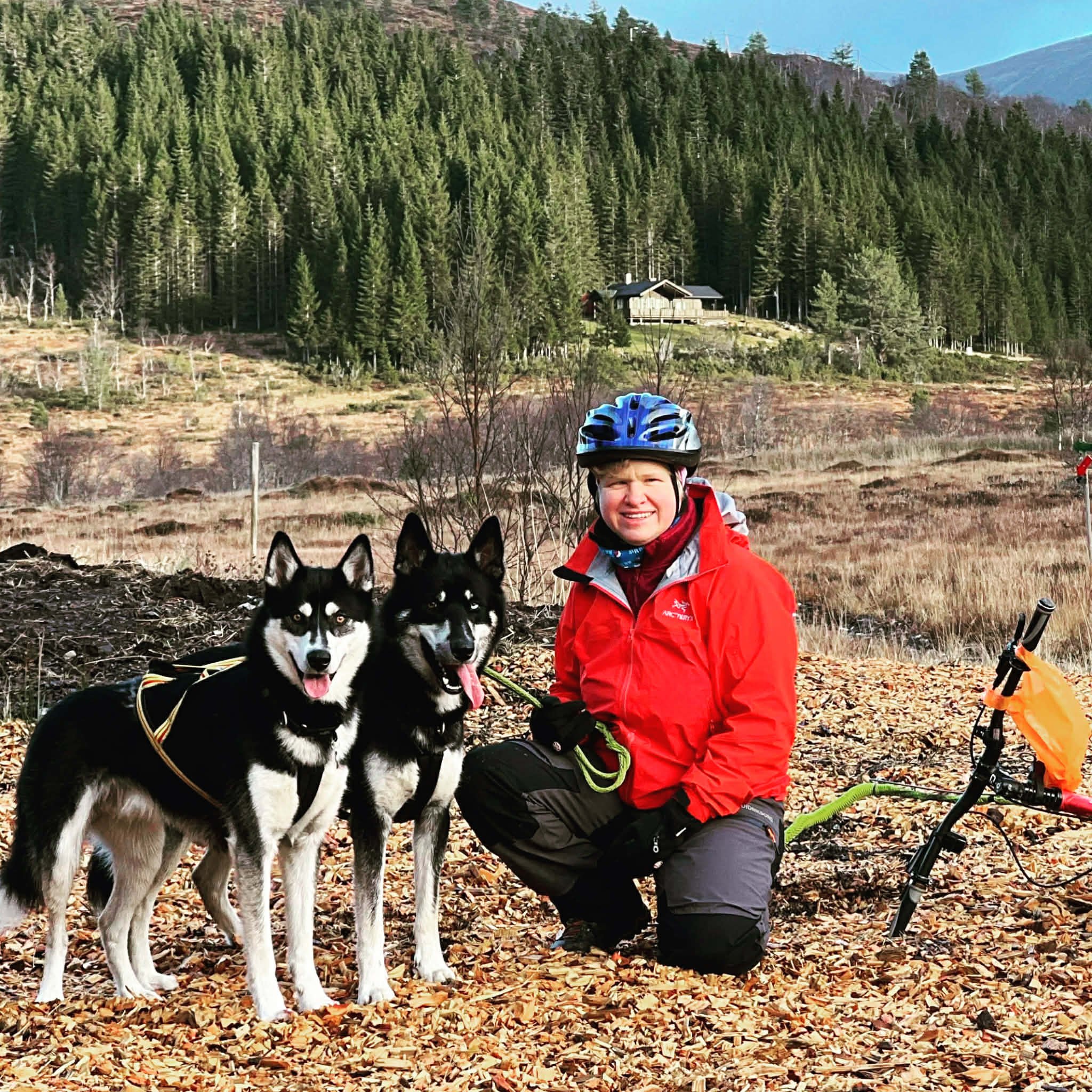 Lena Øien med sine to huskyer.