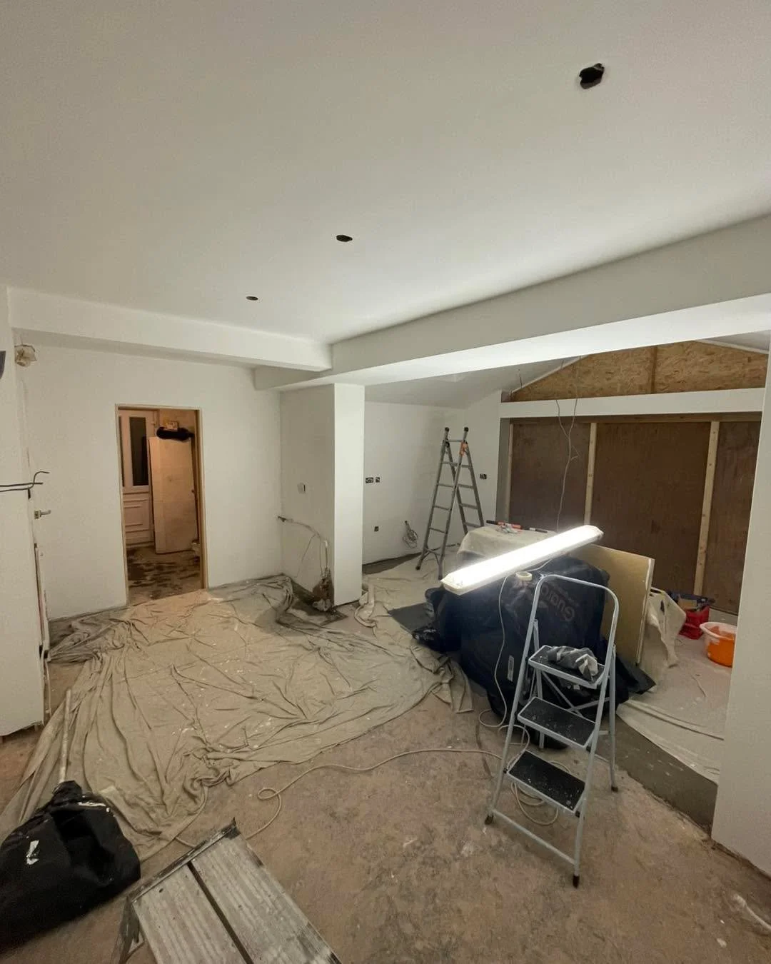 No rest this weekend in the Foden household! 
We’ve had a busy few days painting ready for the kitchen/utility delivery next week π¨ποΈ
Still lots to do but the end is in sight! All being well it should be completely done by the time Santa ar