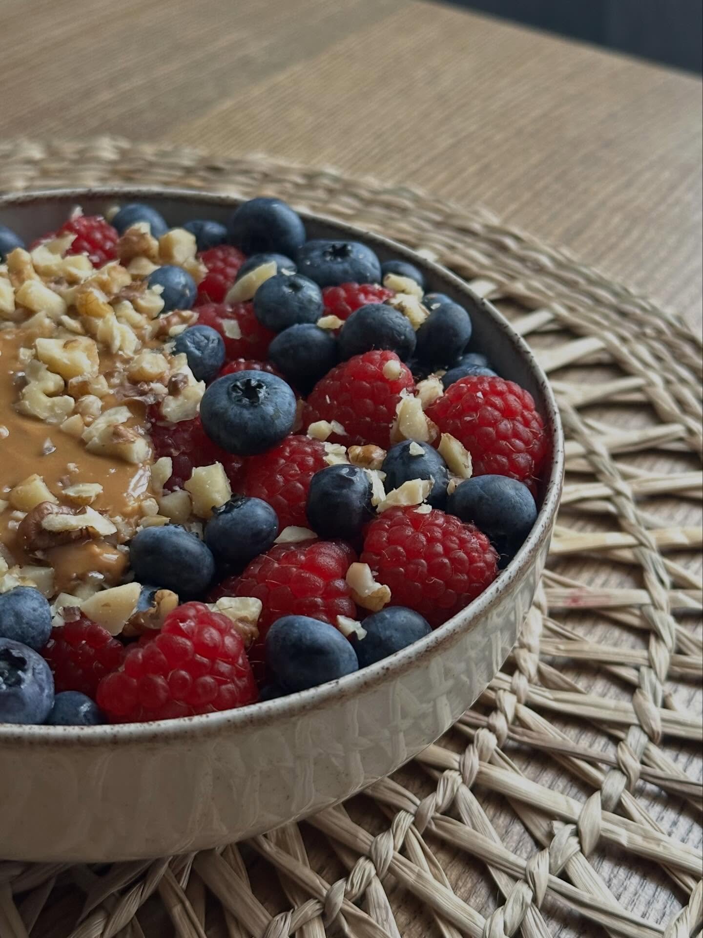 A simple oatmeal idea for a weekend morning.

A good breakfast does not need much. Just ingredients that work well together, and something you&rsquo;ll genuinely want to eat.

Explore more recipes in the Plezha app. 

#breakfast #balancedmeals #healt