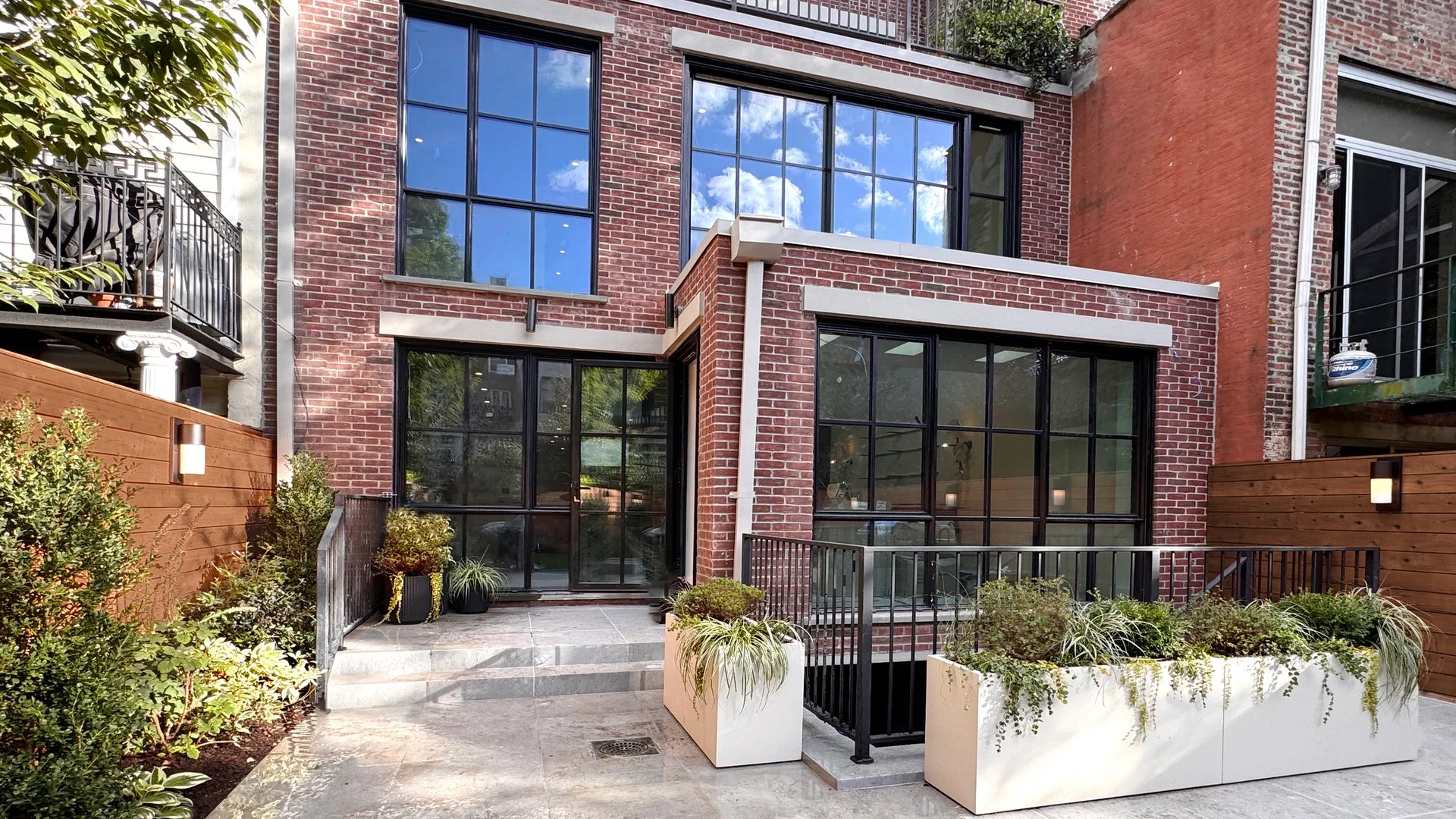 OutdoorHabitat_Clinton Townhouse_Yard_1920x1080_sm.jpg