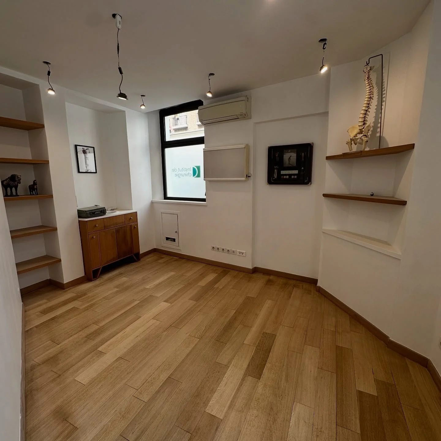✨ Transformation r&eacute;ussie pour cet institut de chirurgie ! ✨

Notre &eacute;quipe CYG a enti&egrave;rement repeint le cabinet et redonn&eacute; vie aux sols gr&acirc;ce &agrave; un pon&ccedil;age &amp; vernissage complet des parquets.

Un espac