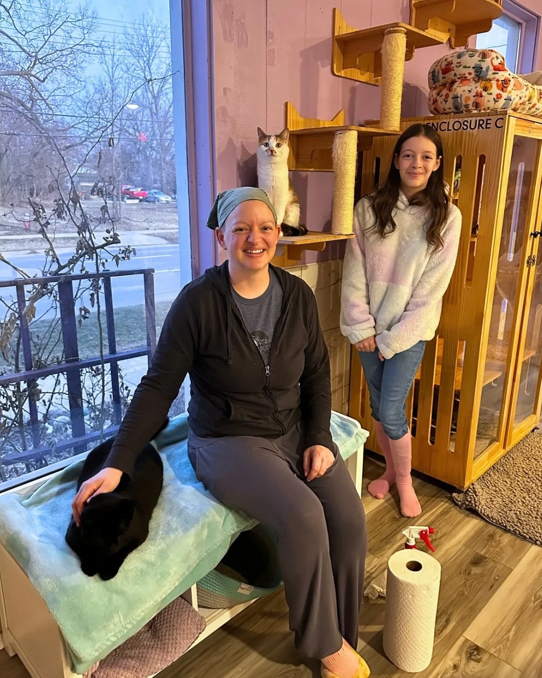 Meet two of our amazing volunteers! 💜

Kim and Ellie visit the kitties almost every Monday evening to help keep the cat room tidy and safe. Ellie makes sure to get in lots of playtime in between cleaning and health checks, which the kitties love. Sh