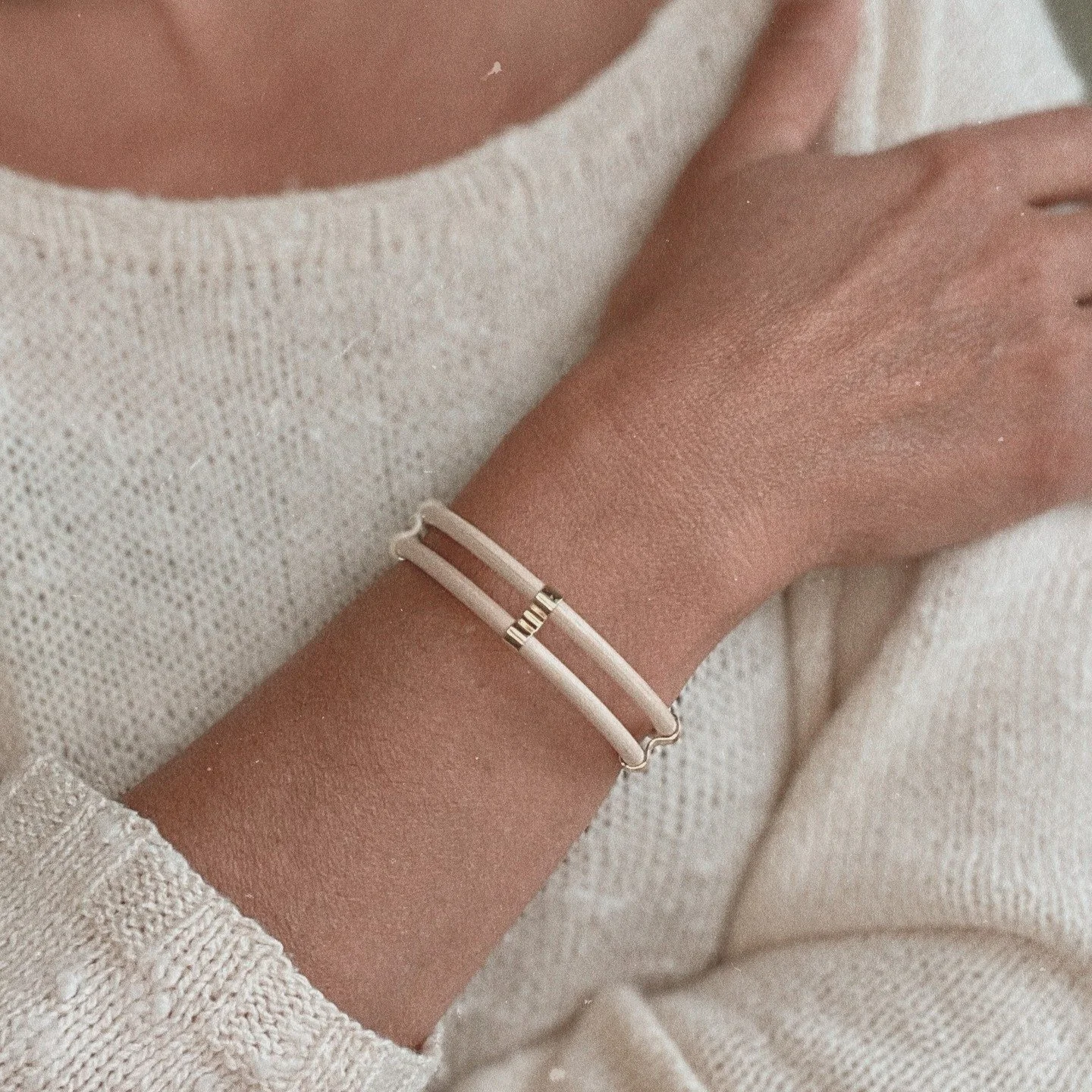 L&rsquo;alliance du rotin et du m&eacute;tal dor&eacute; apporte chaque jour &eacute;l&eacute;gance et un r&eacute;confort qui fait vraiment du bien. 

#bijou 
#bracelets 
#rotina 
#cadeaux 
#no&euml;l 
@cecile.philibert