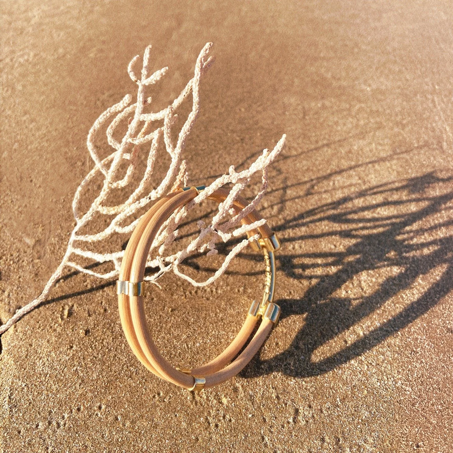 D&eacute;but janvier, quand tout recommence en silence.
Le bracelet Na-Na sur le sable, entre mati&egrave;re naturelle et &eacute;clat dor&eacute;.
Bonne ann&eacute;e 💛 
www.cecilephilibert.com