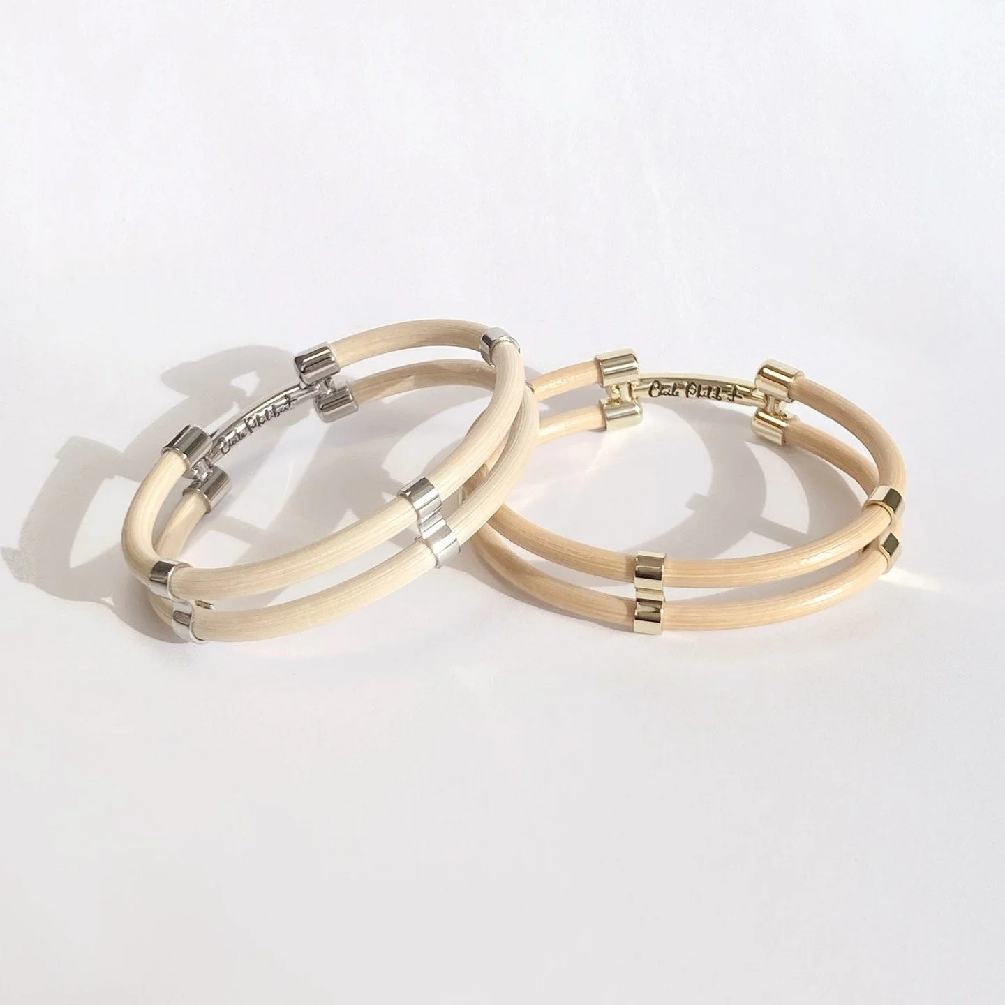 Voici les deux versions du bracelet NA-NA c&ocirc;te &agrave; c&ocirc;te, un duo complice &agrave; offrir ou &agrave; s&rsquo;offrir 🤍
&bull; Un bracelet en m&eacute;tal dor&eacute; et rotin beige
 &bull; Un bracelet en m&eacute;tal argent&eacute; e