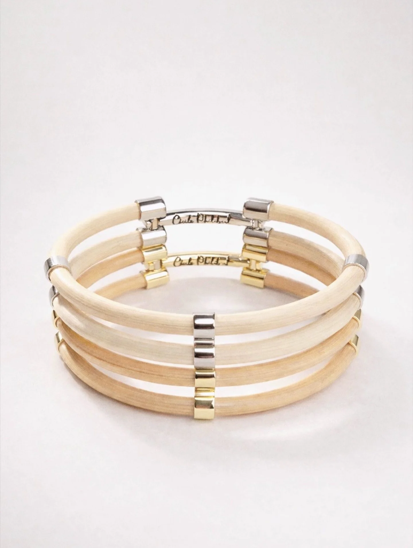 Superposition de deux bracelets NA-NA, l&rsquo;un dor&eacute;, l&rsquo;autre argent&eacute;.