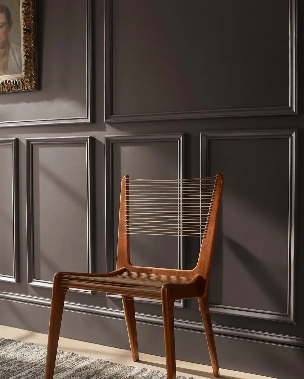 I’m loving @benjaminmoore ’s just announced 2026 Color of the Year, Silhouette AF-655. It’s a moody blend of burnt umber and charcoal, and the perfect hue to transition into fall.
This color drew inspiration from fashion, to master