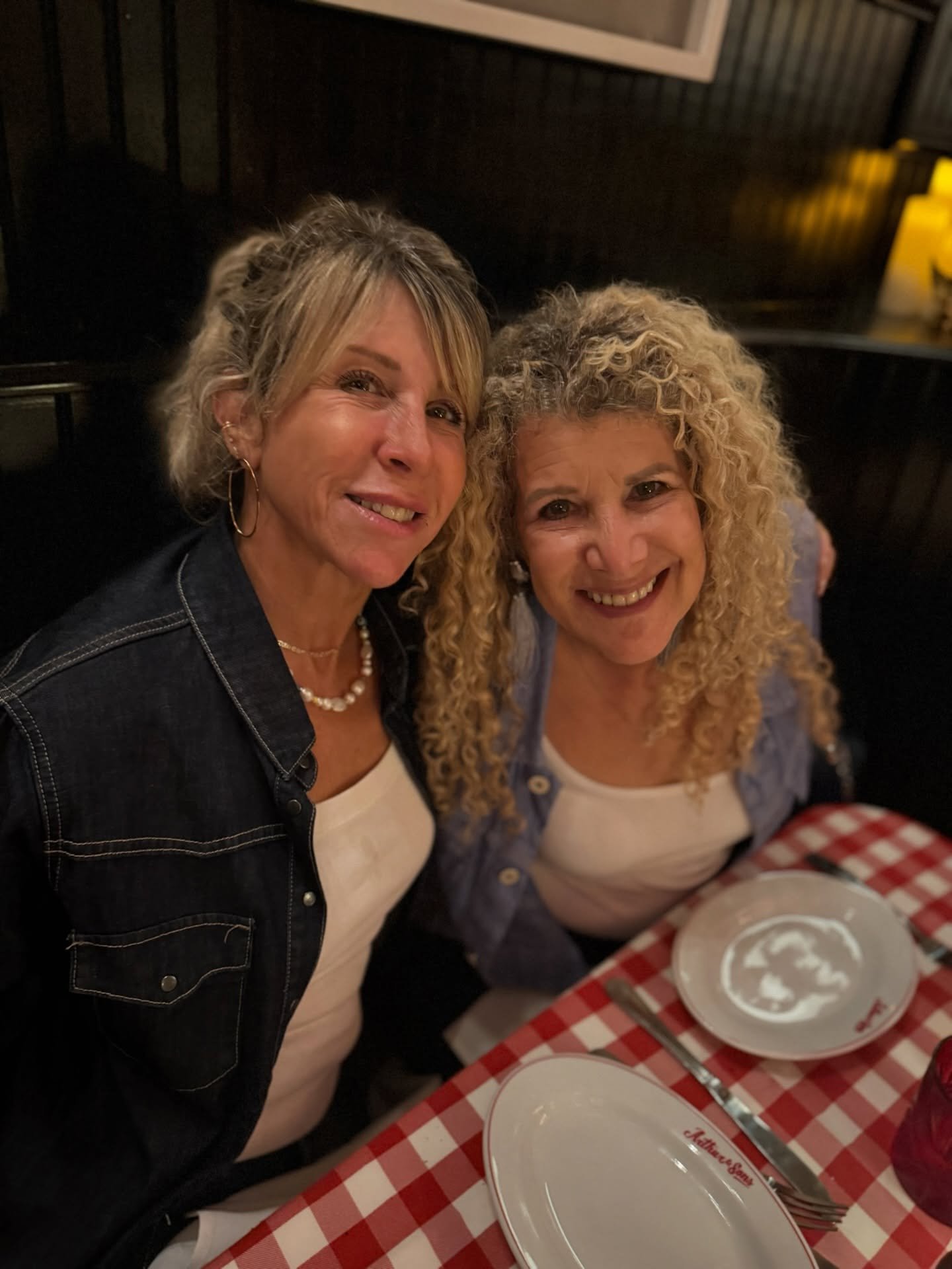 Nothing like a yummy family-style dinner with my family @arthurandsons new @JunoBeach location!

The ambience pays homage to the New York City Italian-American scene, represent by three  generations of the Isadori family.

Bold red and silver accents