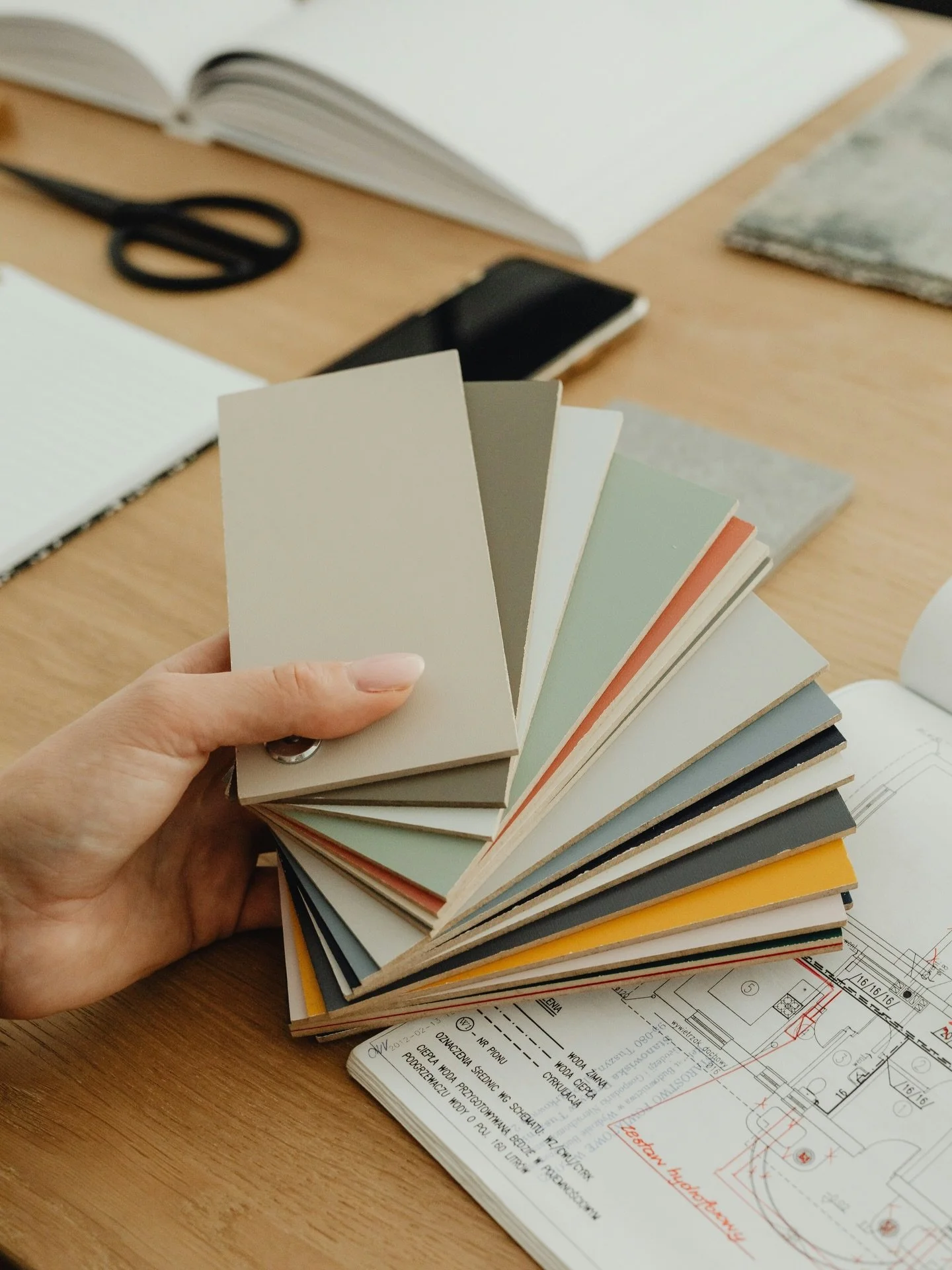 There is a version of success that looks very good from the outside.

Full projects. Active clients. A full calendar.

And yet, behind it, there can still be a sense of questioning.

Am I structuring this the right way?

Am I making this harder than 