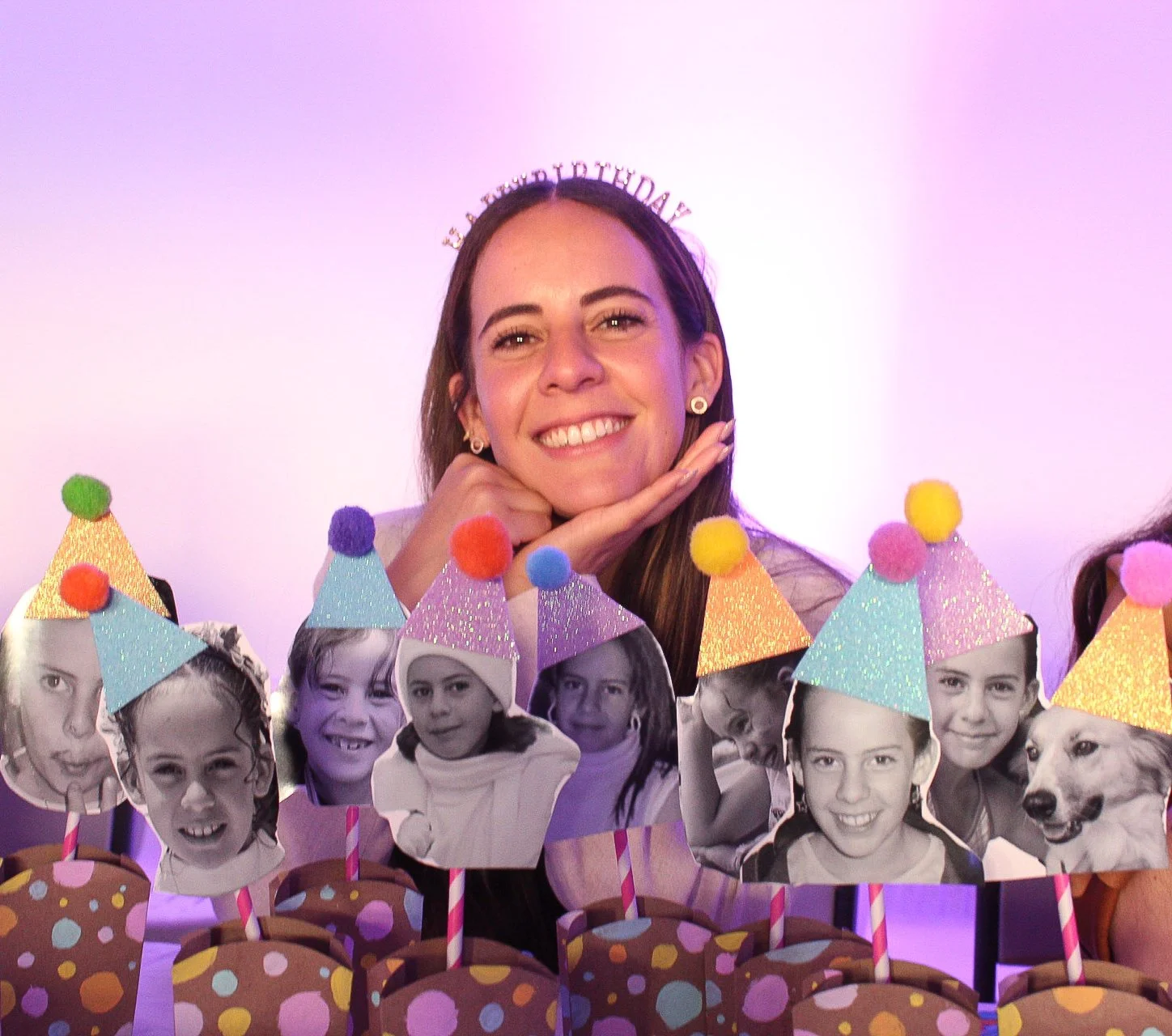 Mujer sonriendo con una corona de cumpleaños, rodeada de fotos en extremañas decorativas con gorros de fiesta y cupcakes