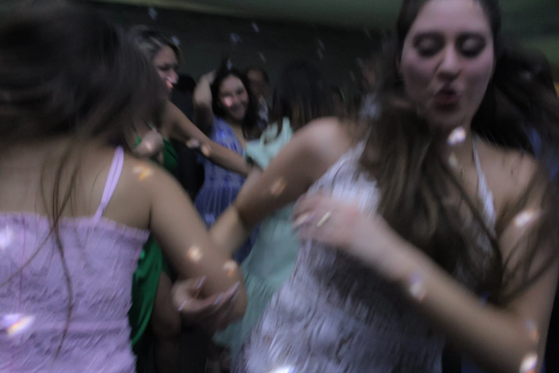 Grupo de mujeres bailando y disfrutando en una fiesta