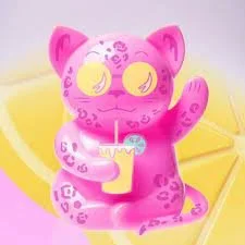 Figura decorativa de un gato rosado con rayas moradas, ojos grandes y cerrados, sosteniendo un vaso con bebida y una pajilla, acompañado de un rodaja de limón.