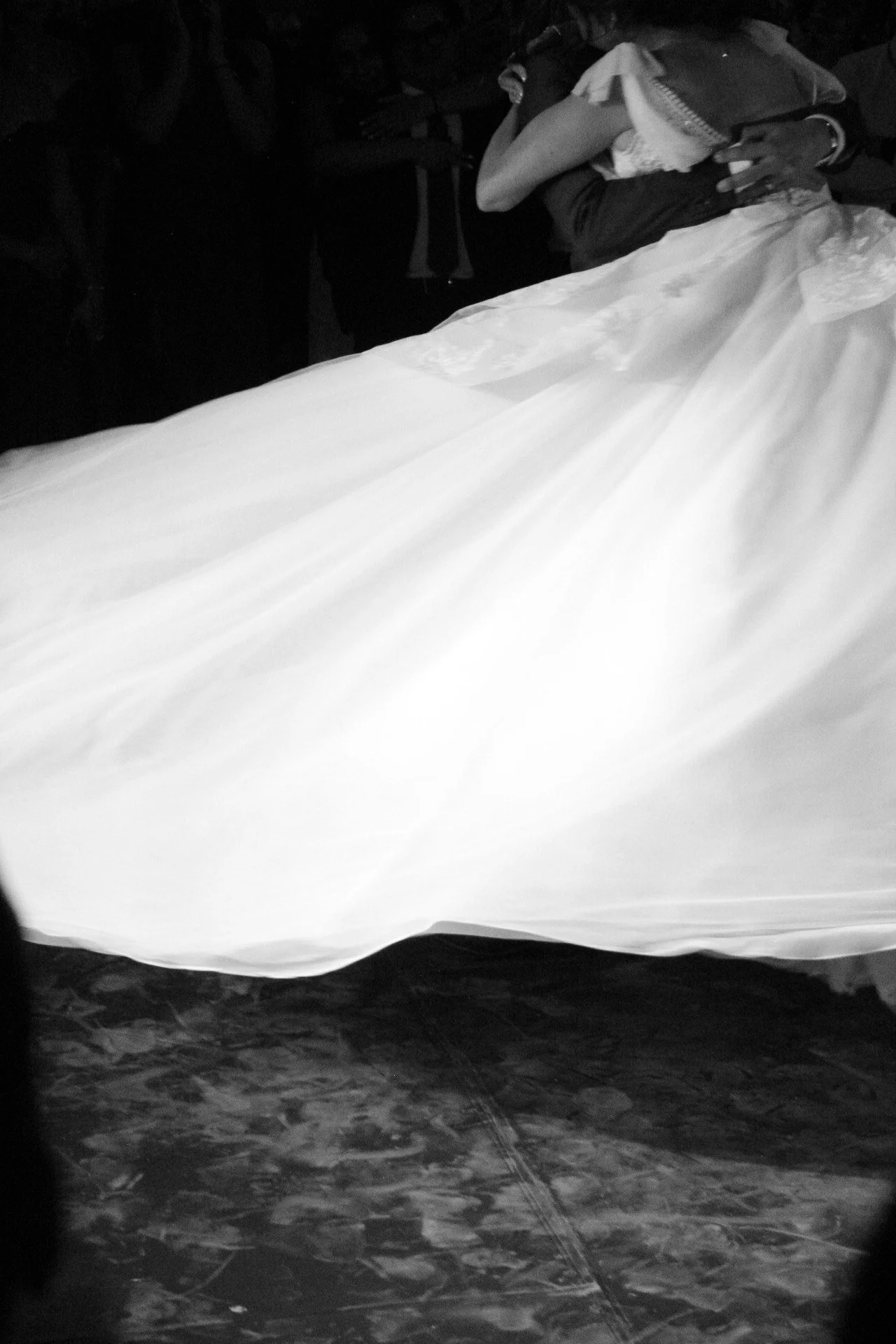 Joven con vestido de novia en una ceremonia o celebración.