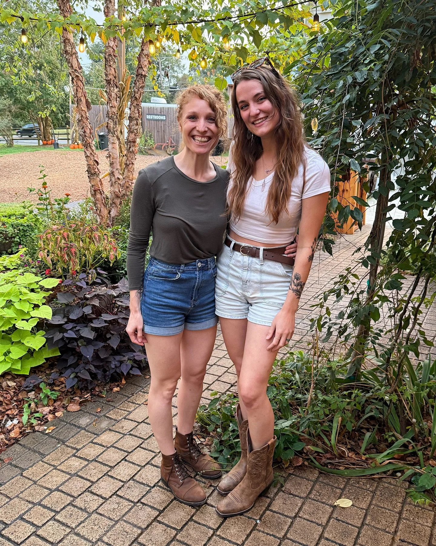 Look who came back to Trivia Night! 🤩 Emma launched Beer Farm Trivia earlier this year before moving to Maine, and Morgan has since taken over as our host. Emma returned to see how her creation has grown 🍻 We loved having her back at the Beer Farm!